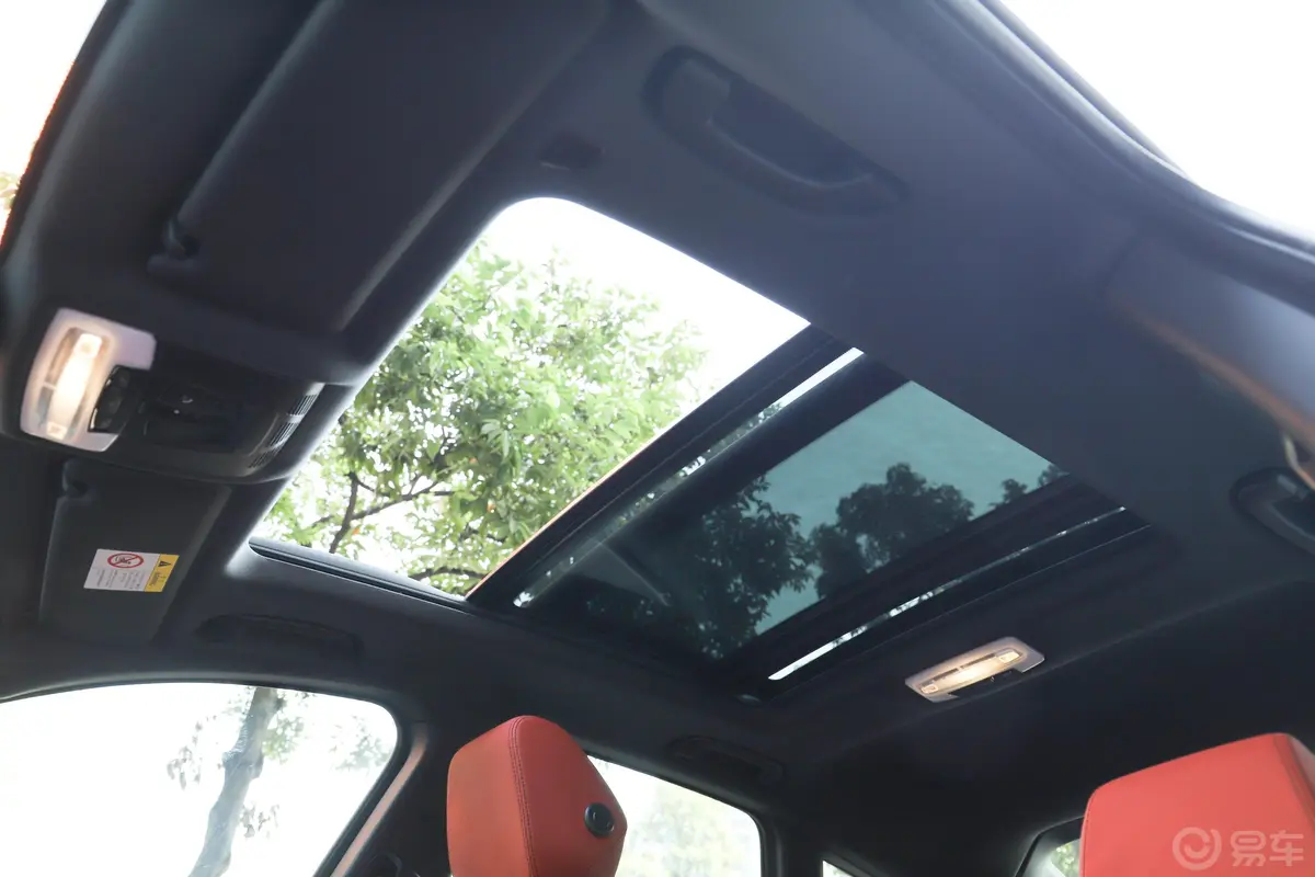 宝马3系GT330i xDrive M运动曜夜版天窗内拍关闭