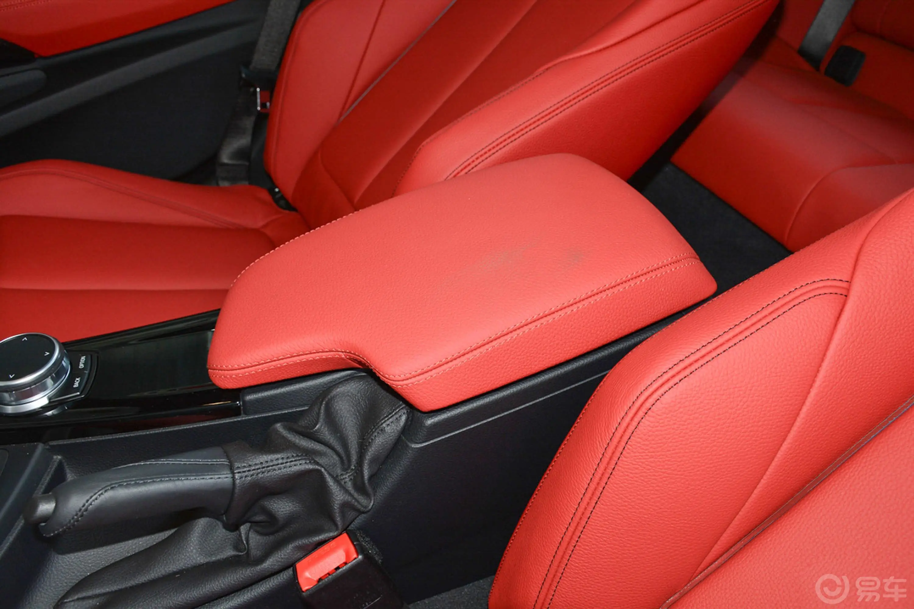 宝马3系GT330i xDrive M运动曜夜版前排中央扶手