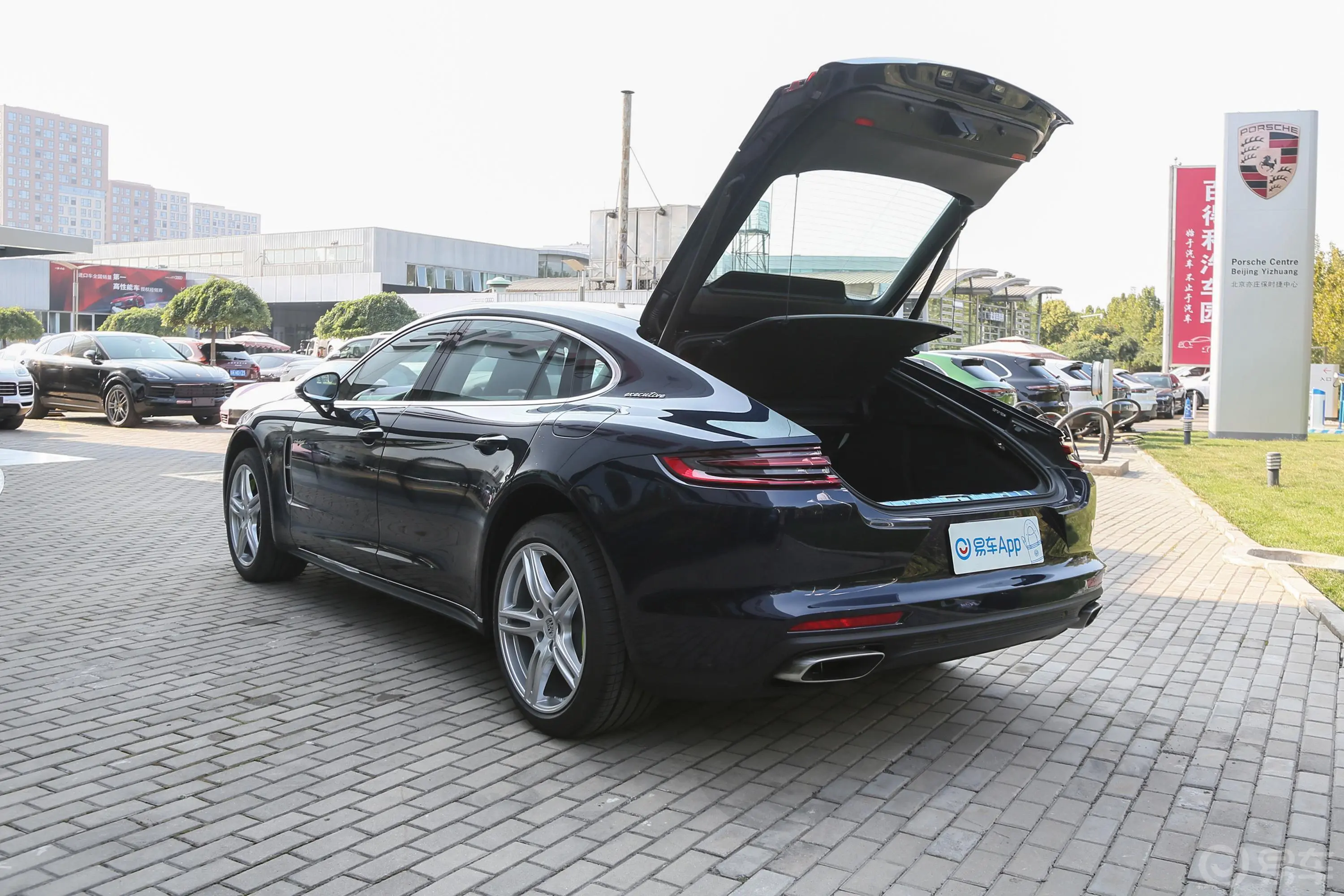 Panamera E-HybridPanamera 4 E-Hybrid 行政加长版 2.9T空间