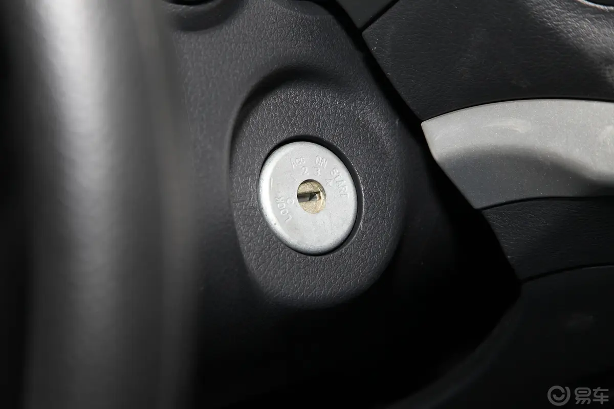 锐骐62.4L 手动 四驱 标准版 汽油 国VI钥匙孔或一键启动按键