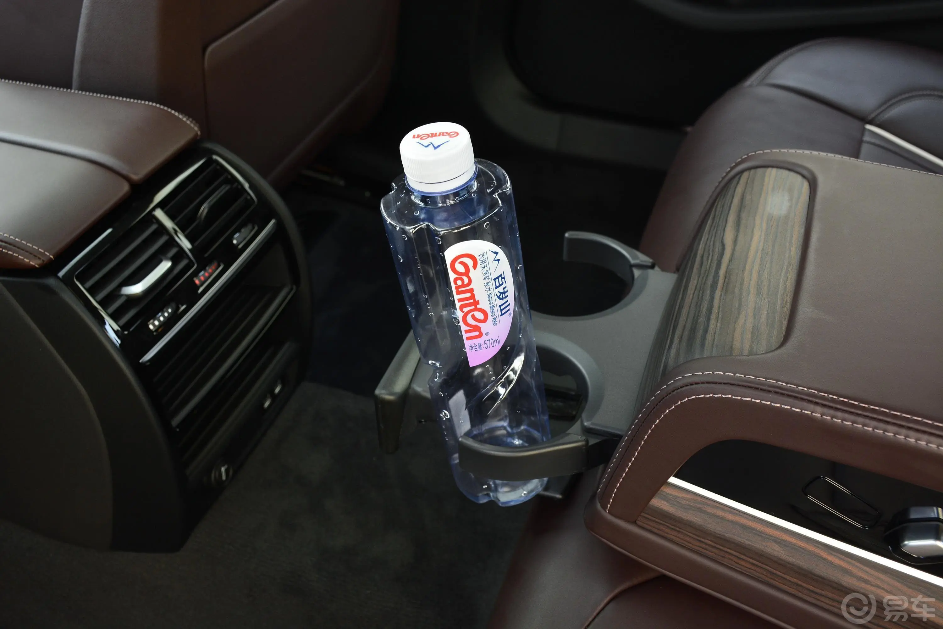 宝马5系530Li xDrive 豪华套装后排杯架