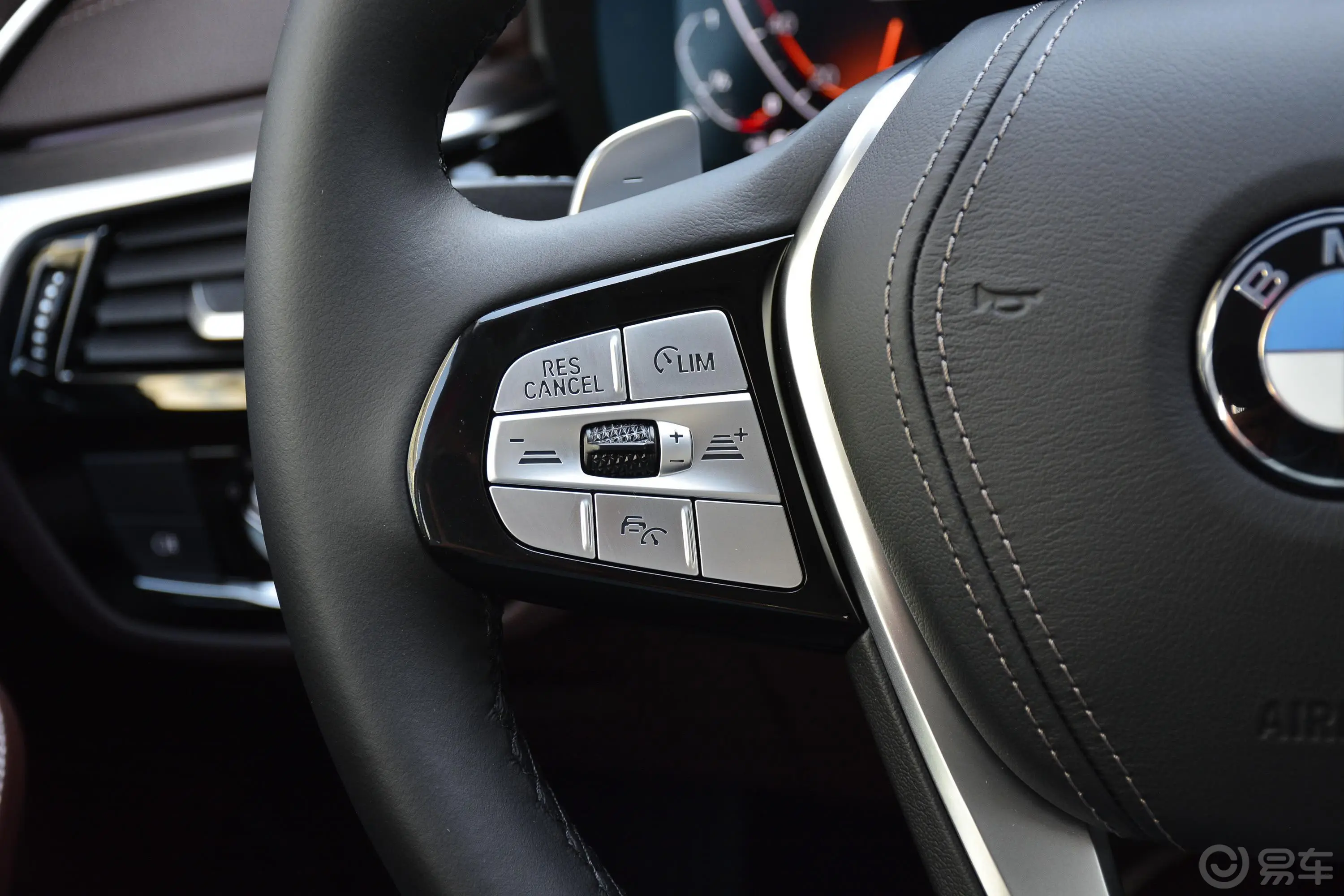 宝马5系530Li xDrive 豪华套装左侧方向盘功能按键