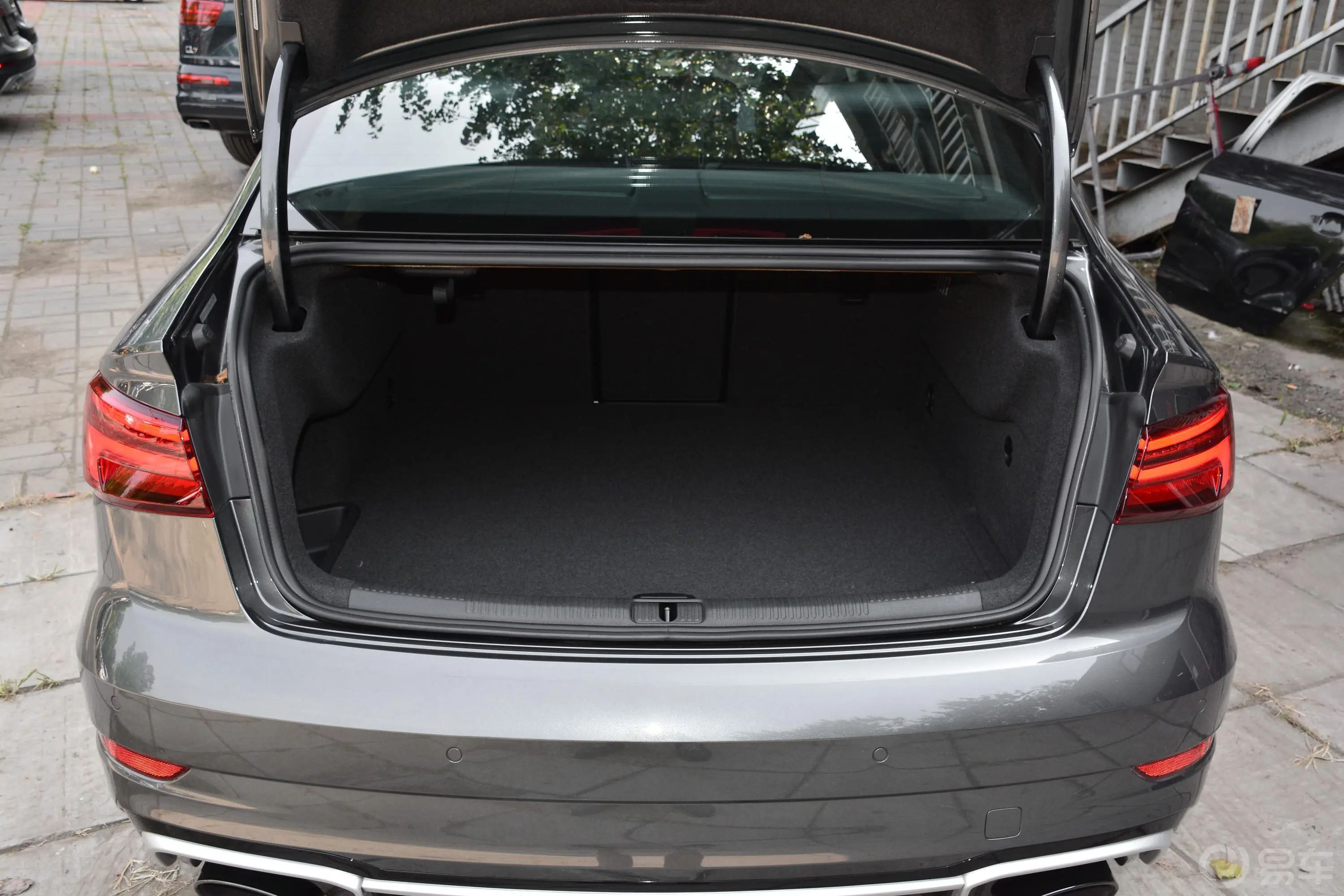 奥迪RS 32.5T Limousine空间