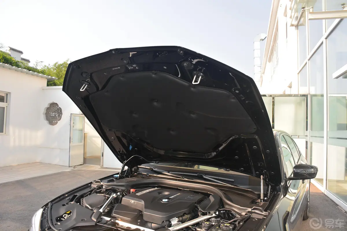宝马5系530Li xDrive 豪华套装发动机舱盖内侧