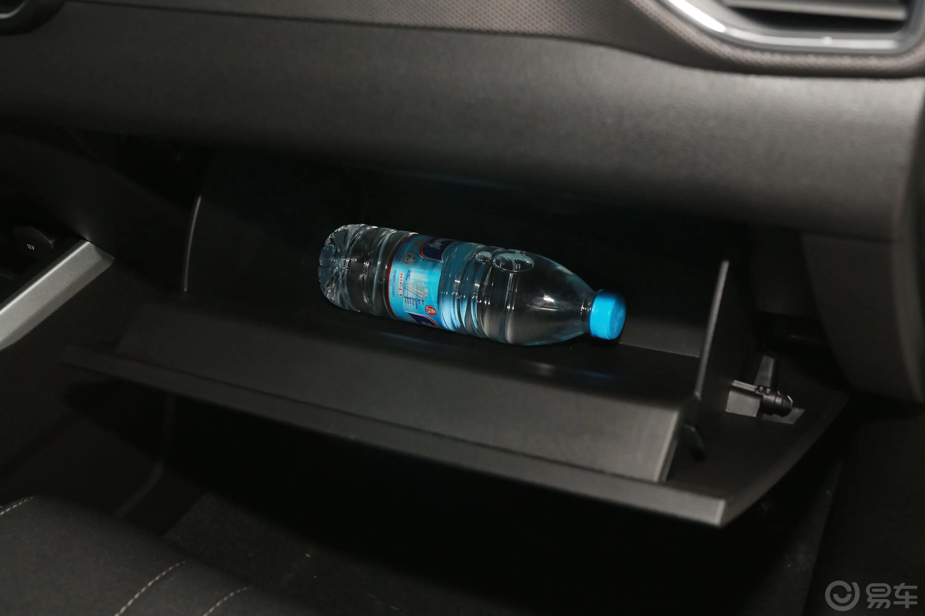 瑞虎5xHERO 1.5L 手动 都市版手套箱空间水瓶横置