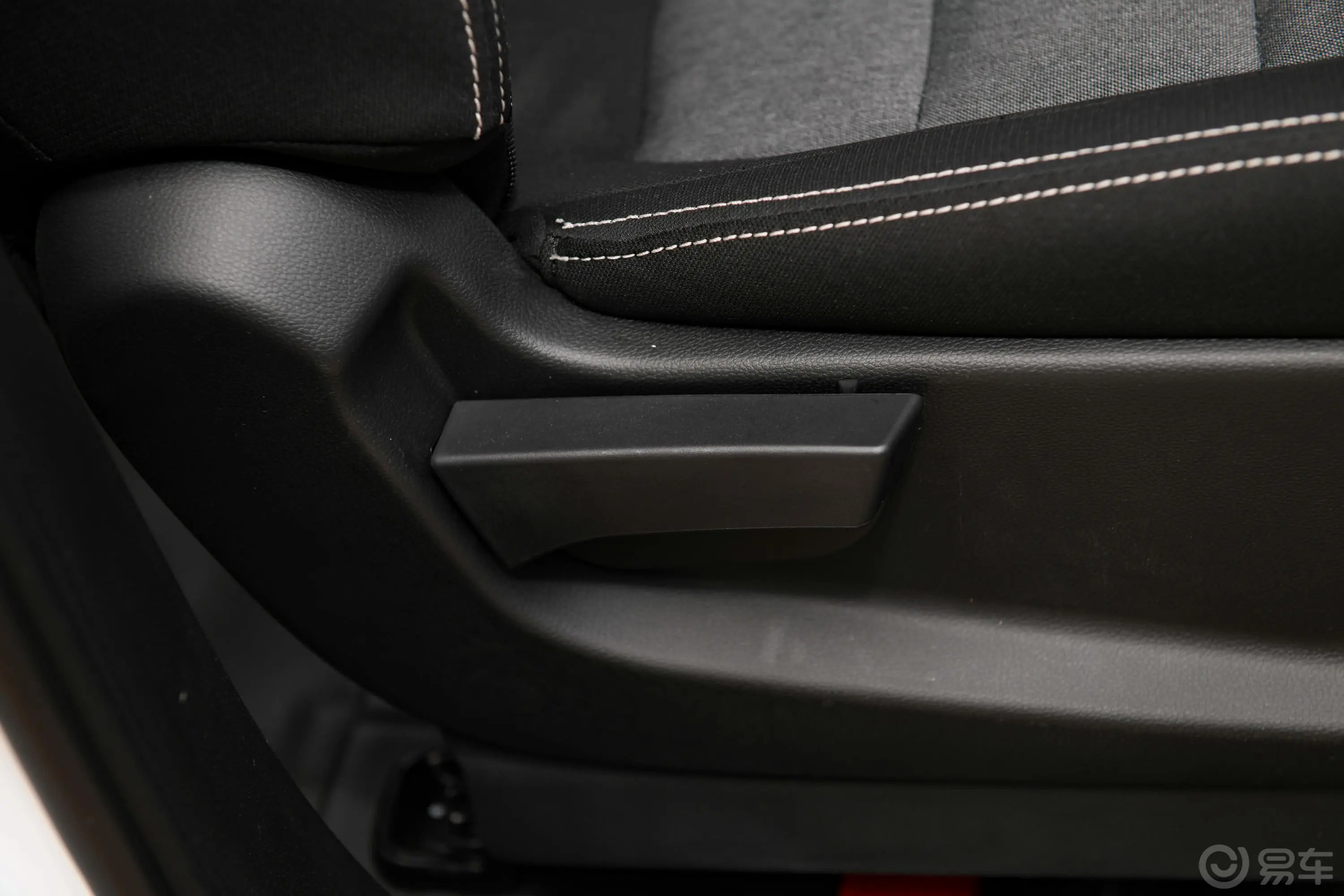 五菱宏光PLUS1.5T 手动 标准型 7座副驾座椅调节