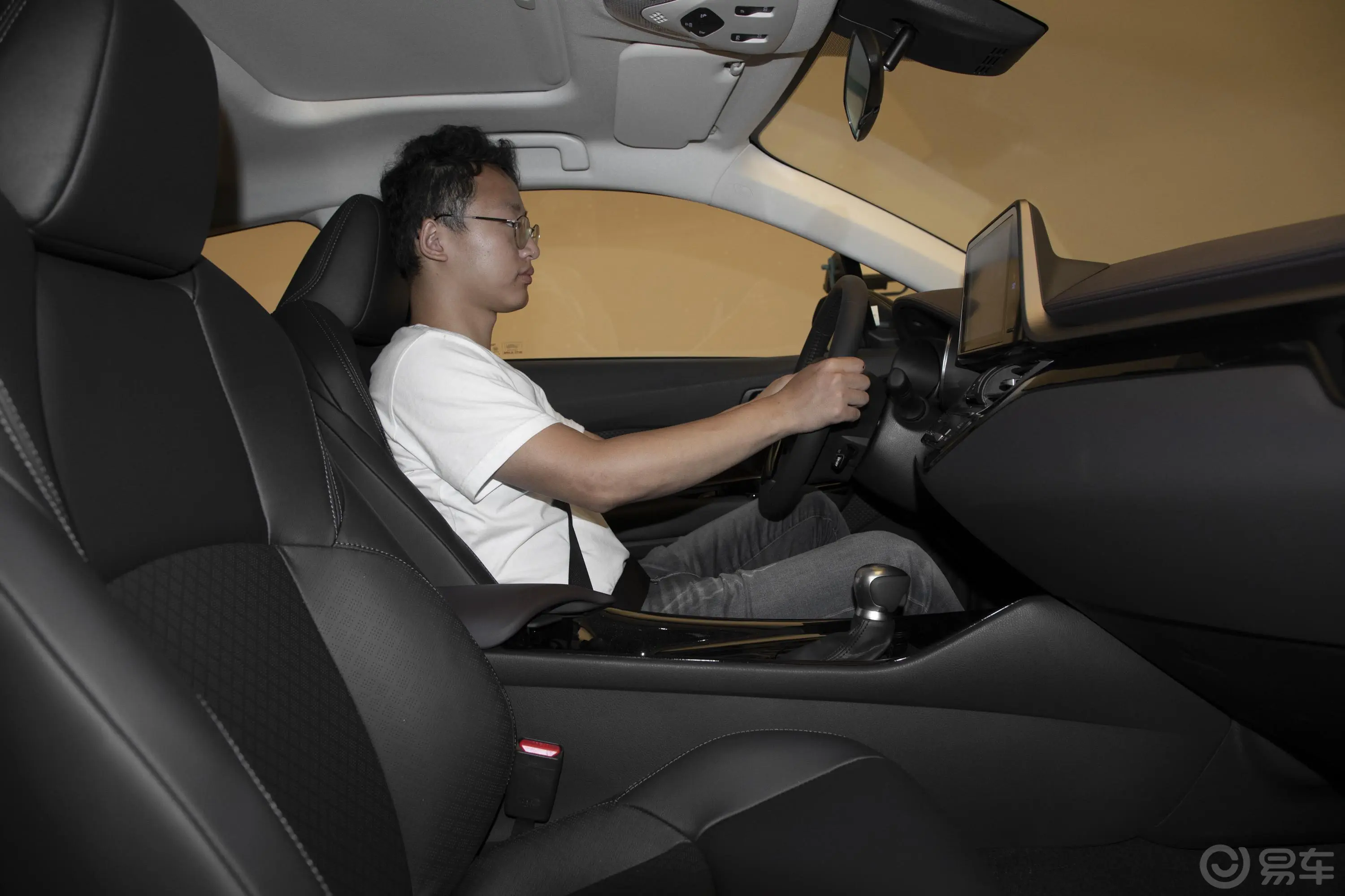 丰田C-HR2.0L CVT 旗舰版前排空间体验