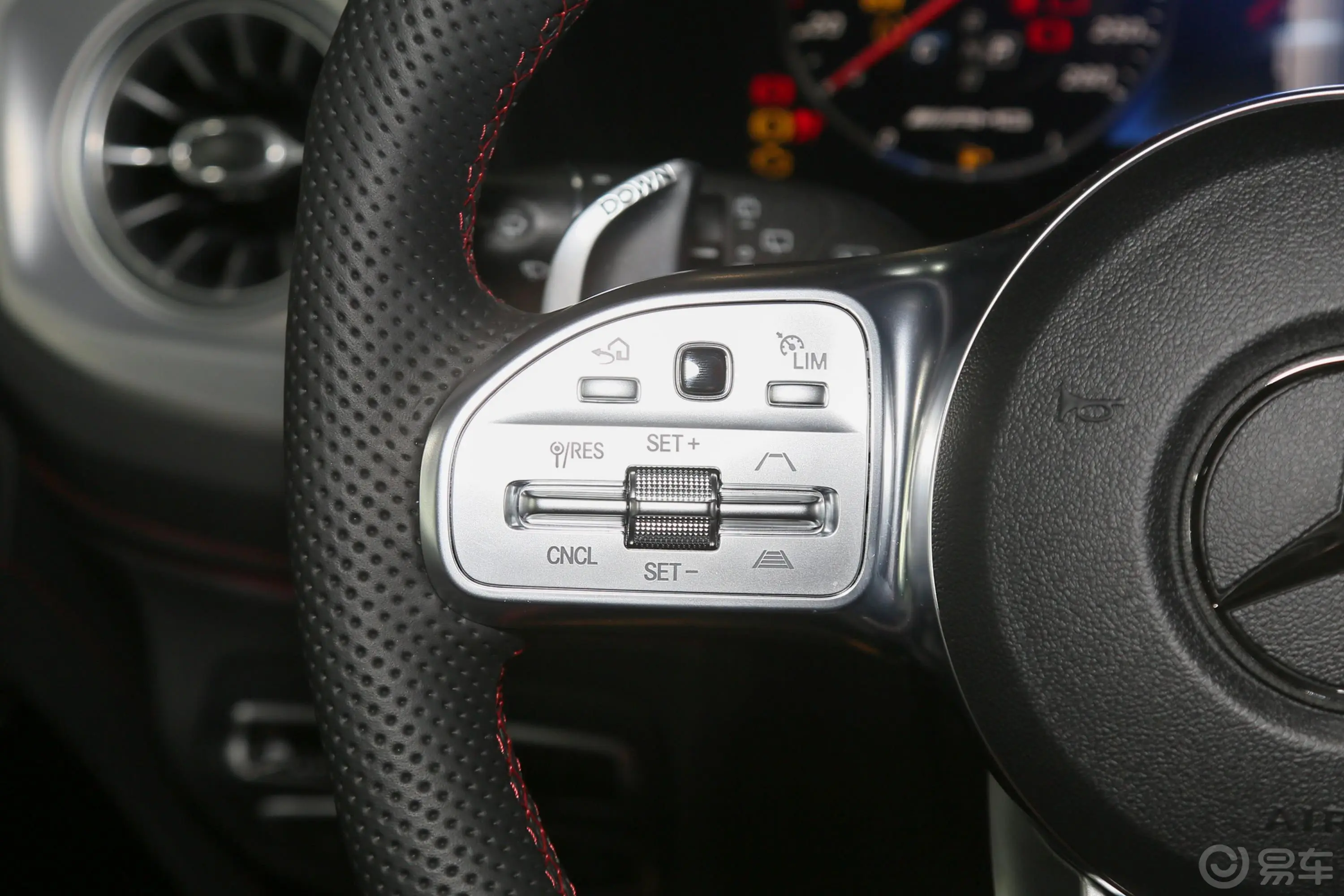 奔驰G级 AMG改款 G 63 先型特别版左侧方向盘功能按键