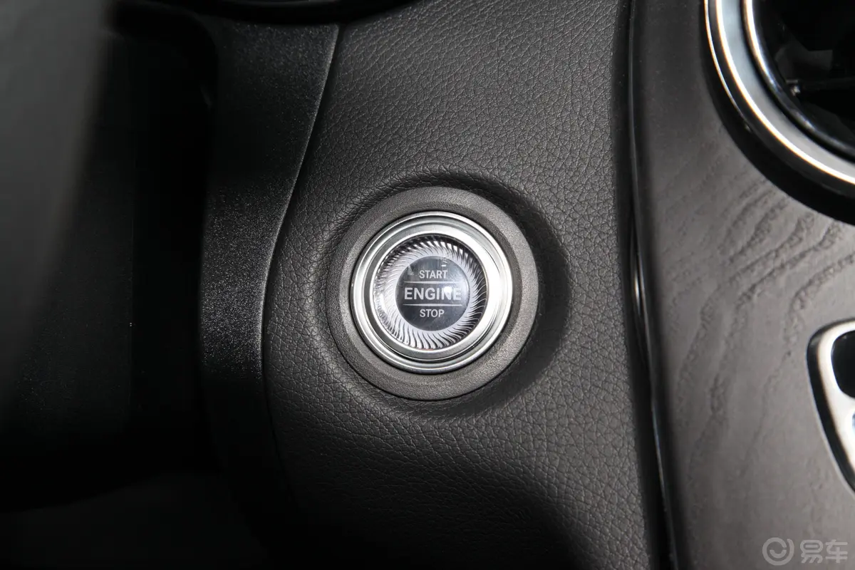 奔驰C级C 200 L 时尚型运动版钥匙孔或一键启动按键