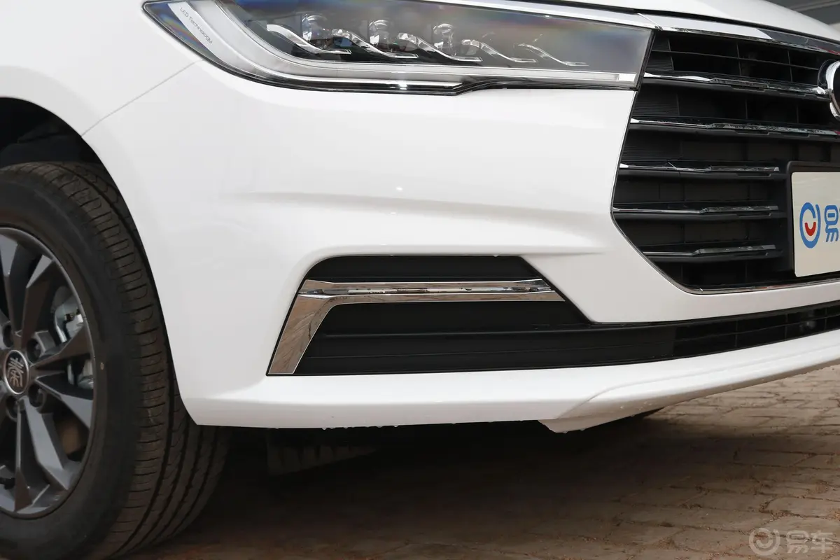 秦1.5L 手动 豪华型外观