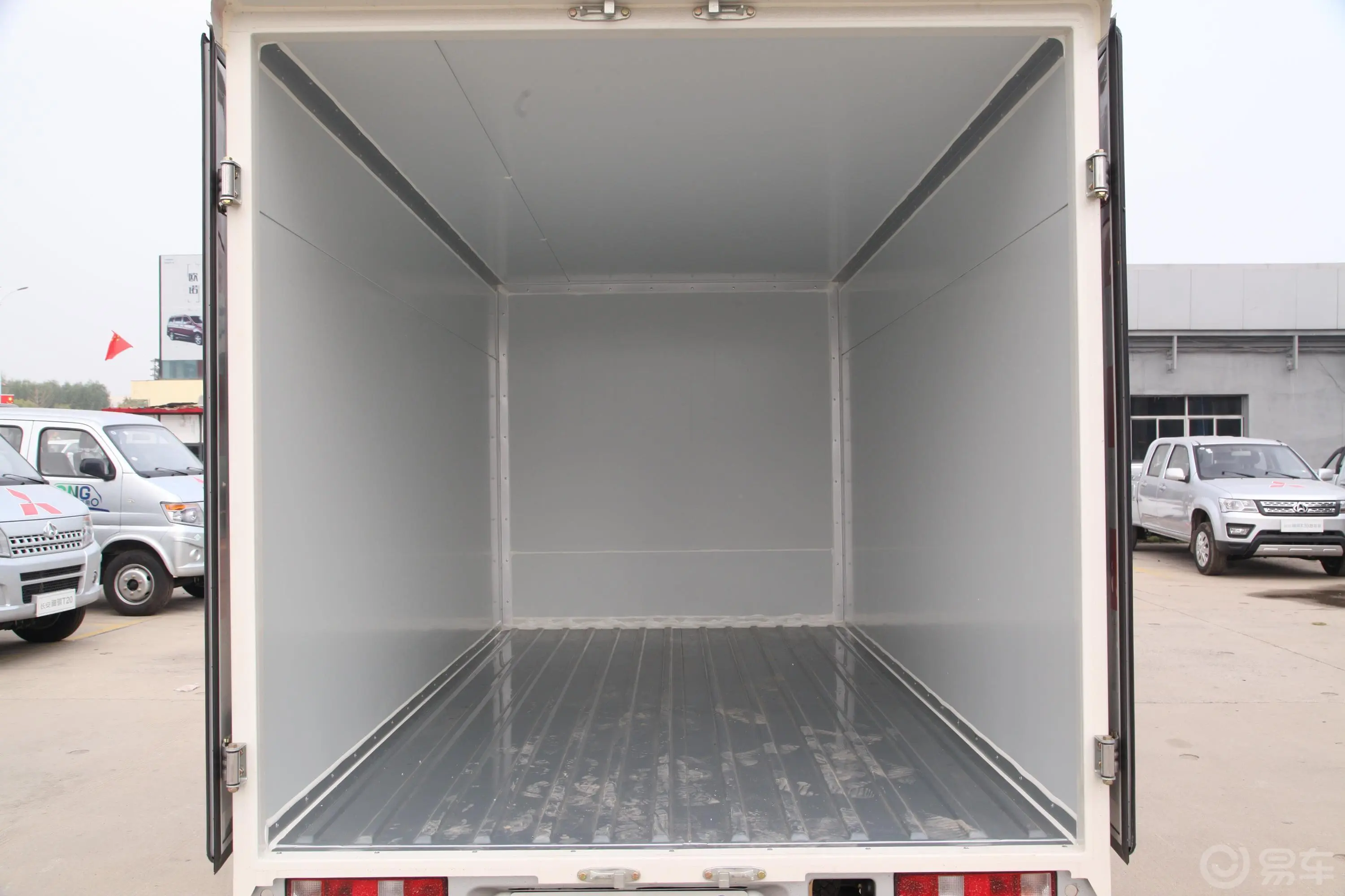 长安星卡1.5L 单排 货柜车标准版后备厢空间特写