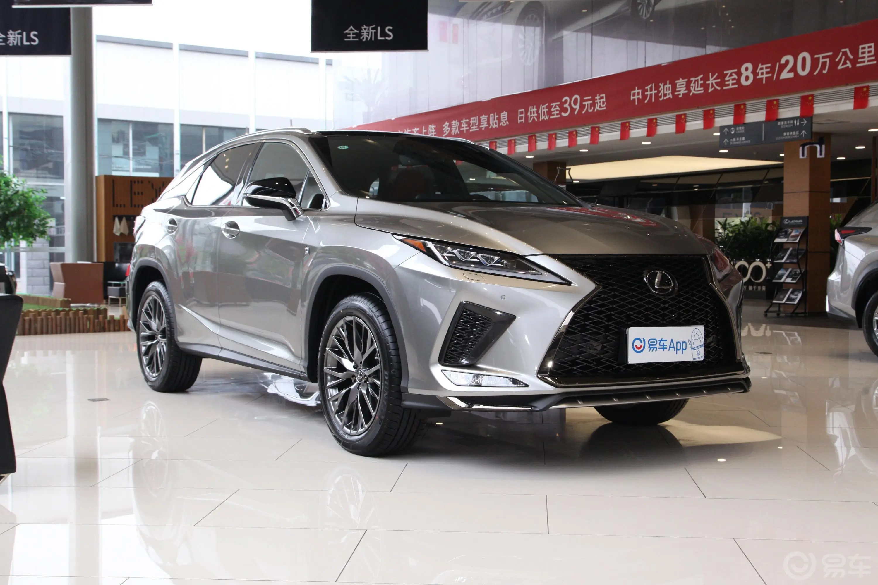 雷克萨斯RX300 F SPORT 国VI发动机舱盖内侧