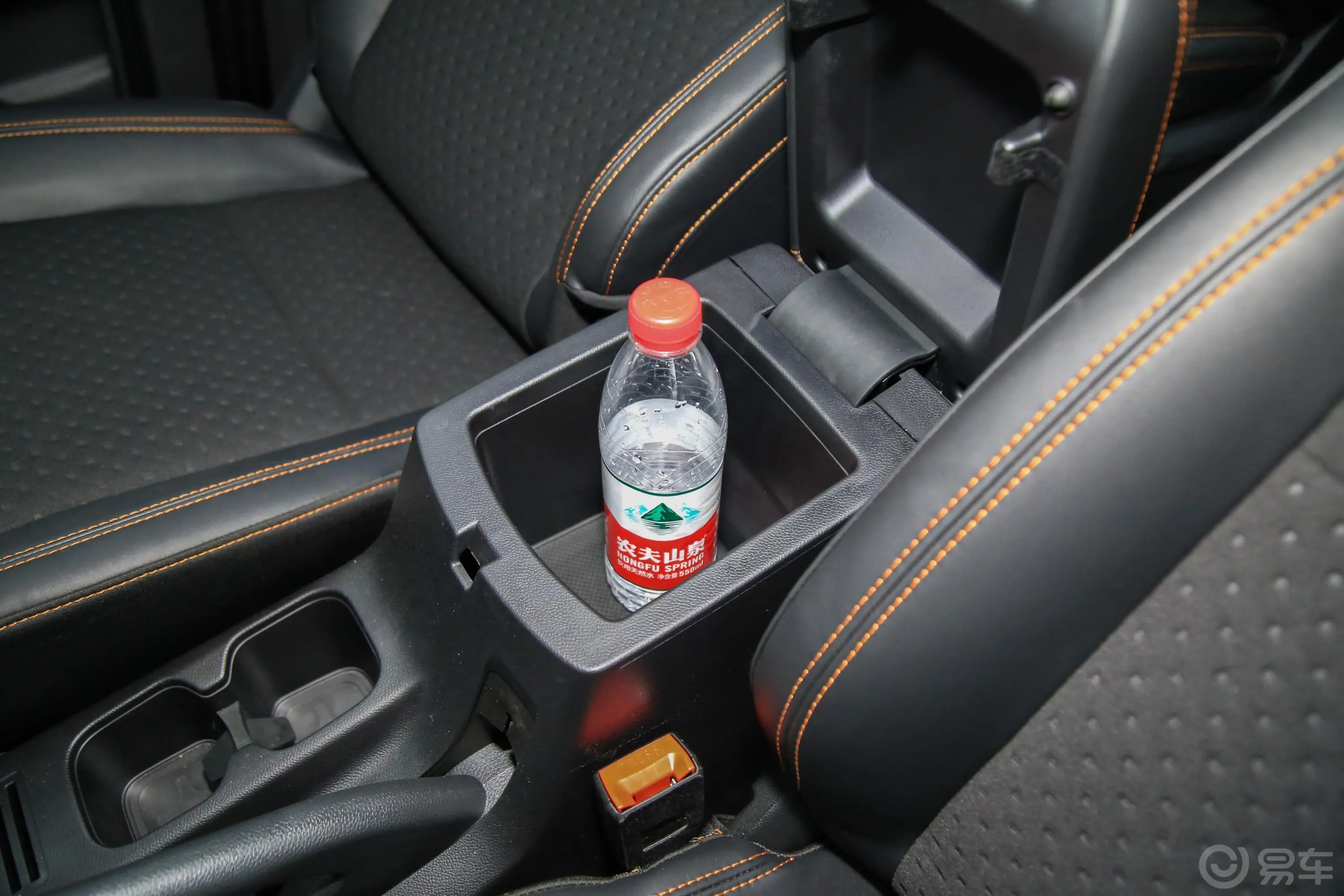 长安欧尚X70A1.5L 手动 豪华版 7座 国Ⅵ前排扶手箱储物格