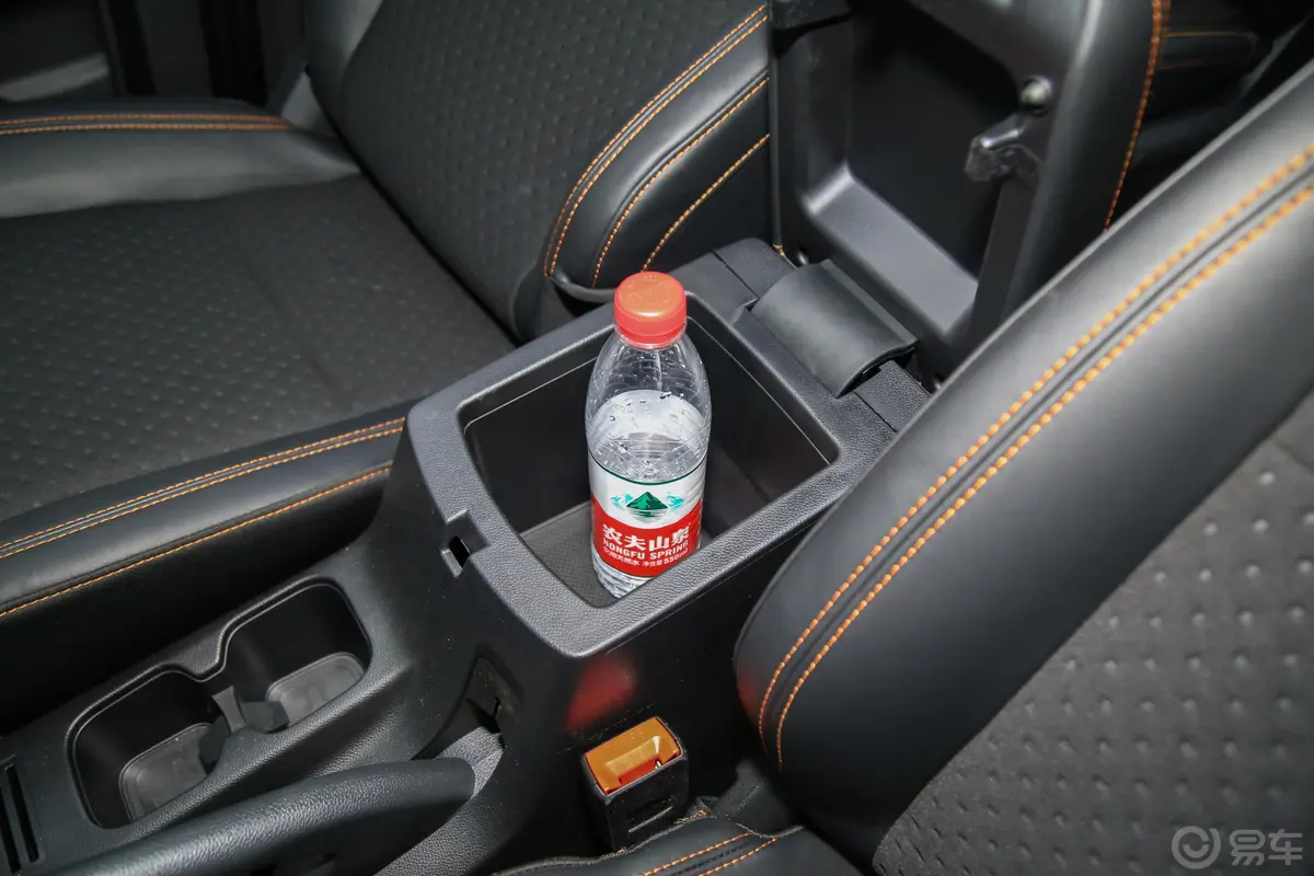 长安欧尚X70A1.5L 手动 豪华版 7座 国Ⅵ前排扶手箱储物格