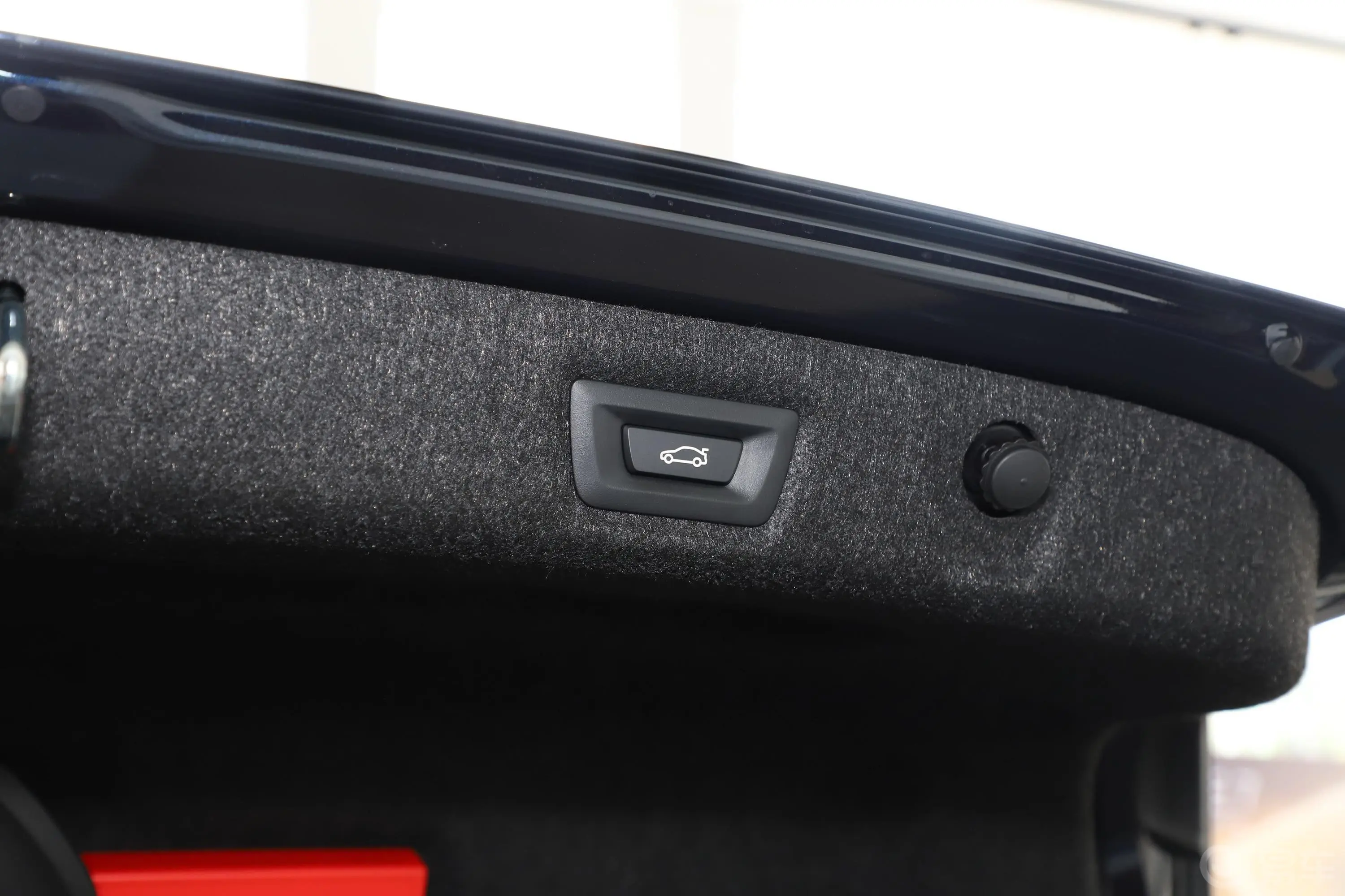 宝马5系530Li 尊享型 M运动套装电动尾门按键（手动扶手）