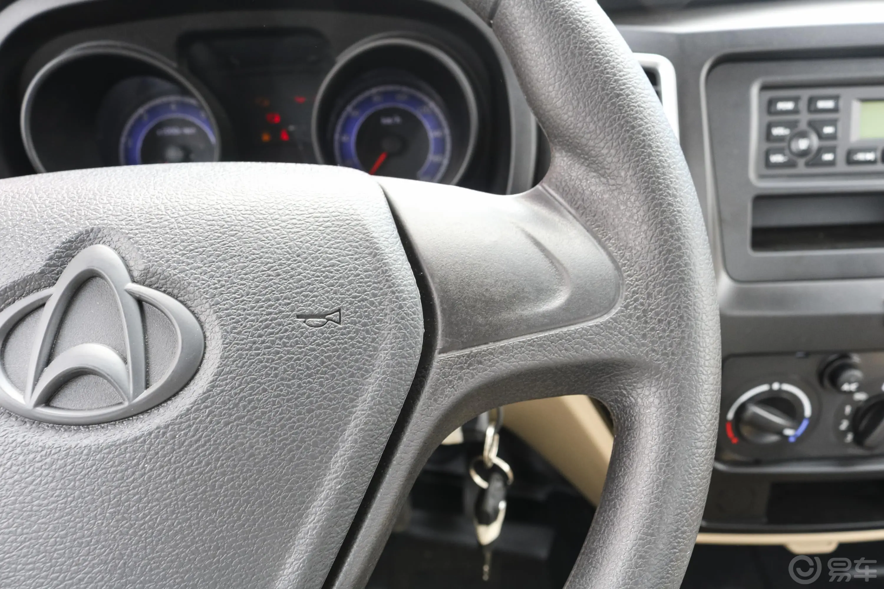 新豹T51.5L 中配型单排后单轮标准货箱右侧方向盘功能按键