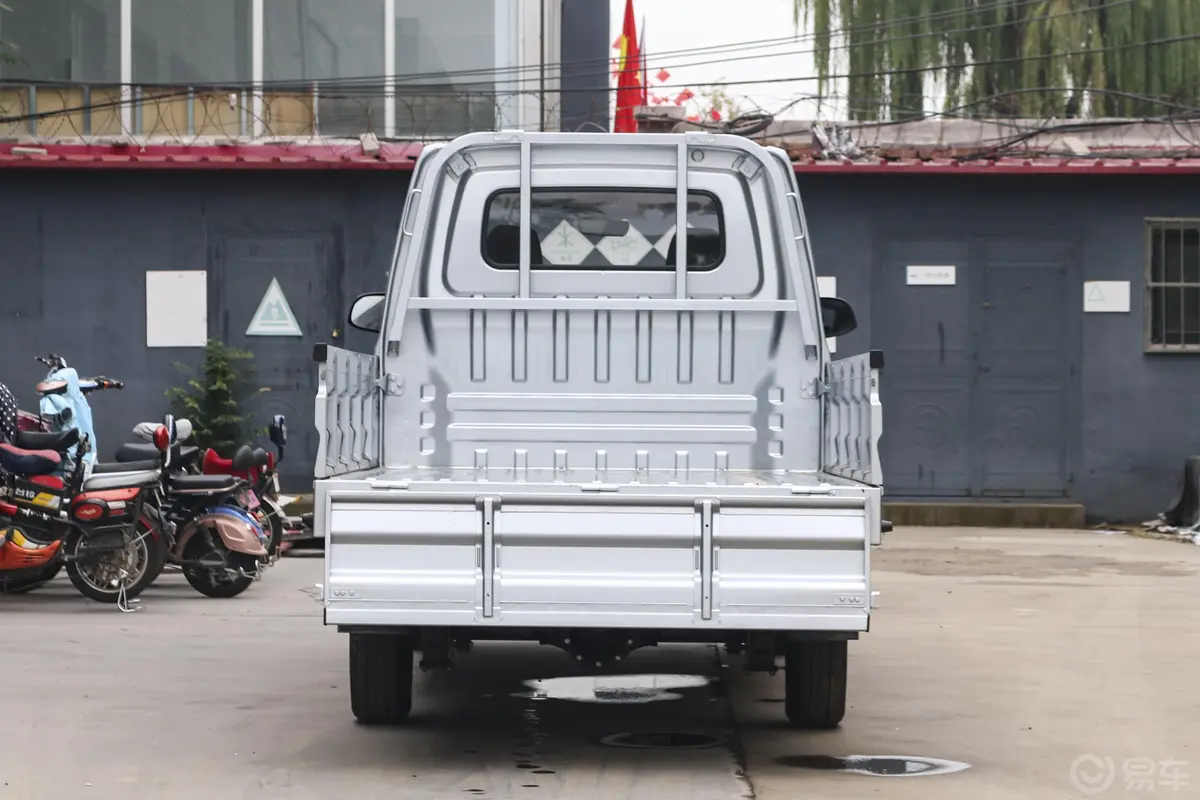 长安星卡1.5L 双排 货车基本版后备厢空间特写