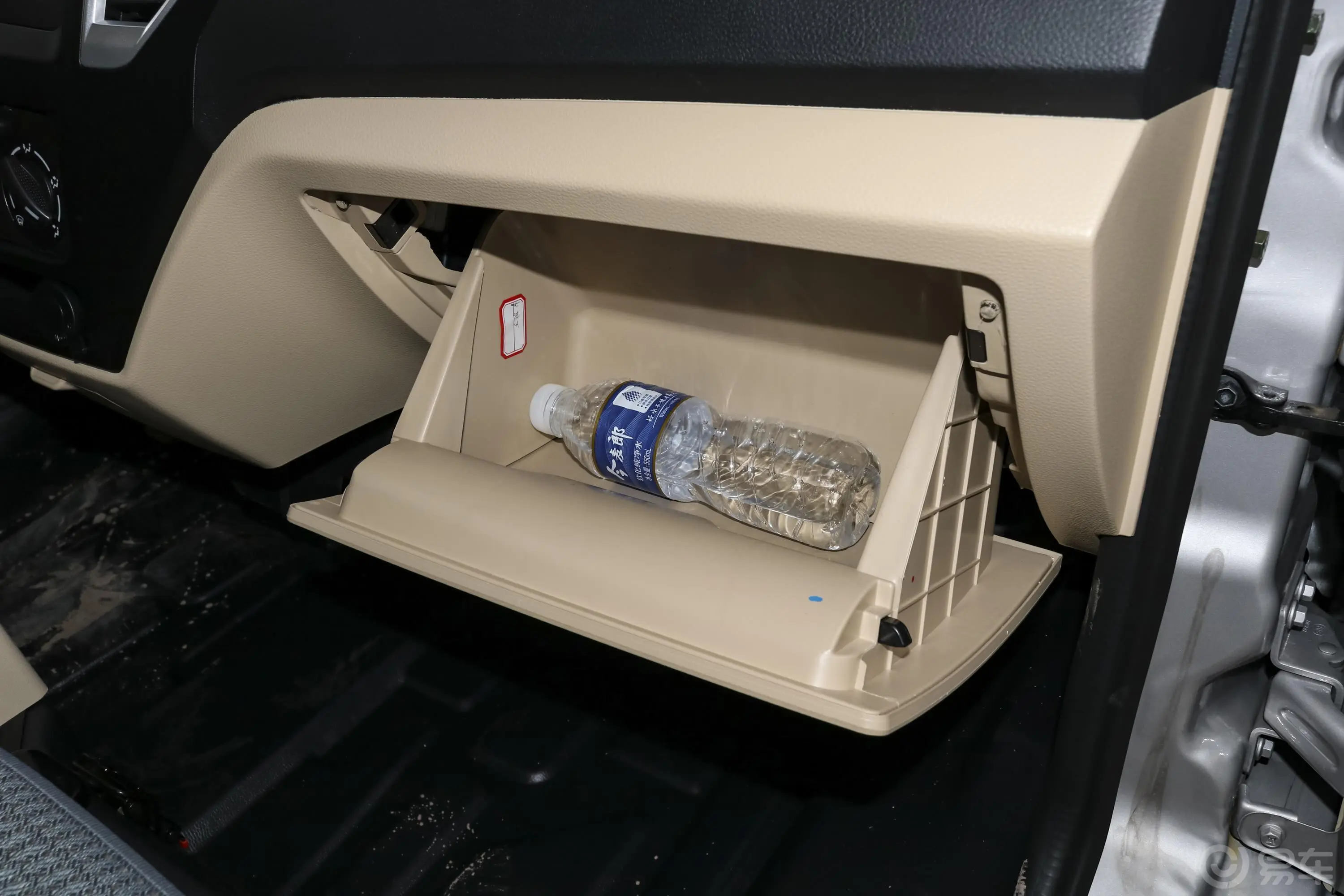 新豹T51.5L 中配型单排后单轮标准货箱手套箱空间水瓶横置