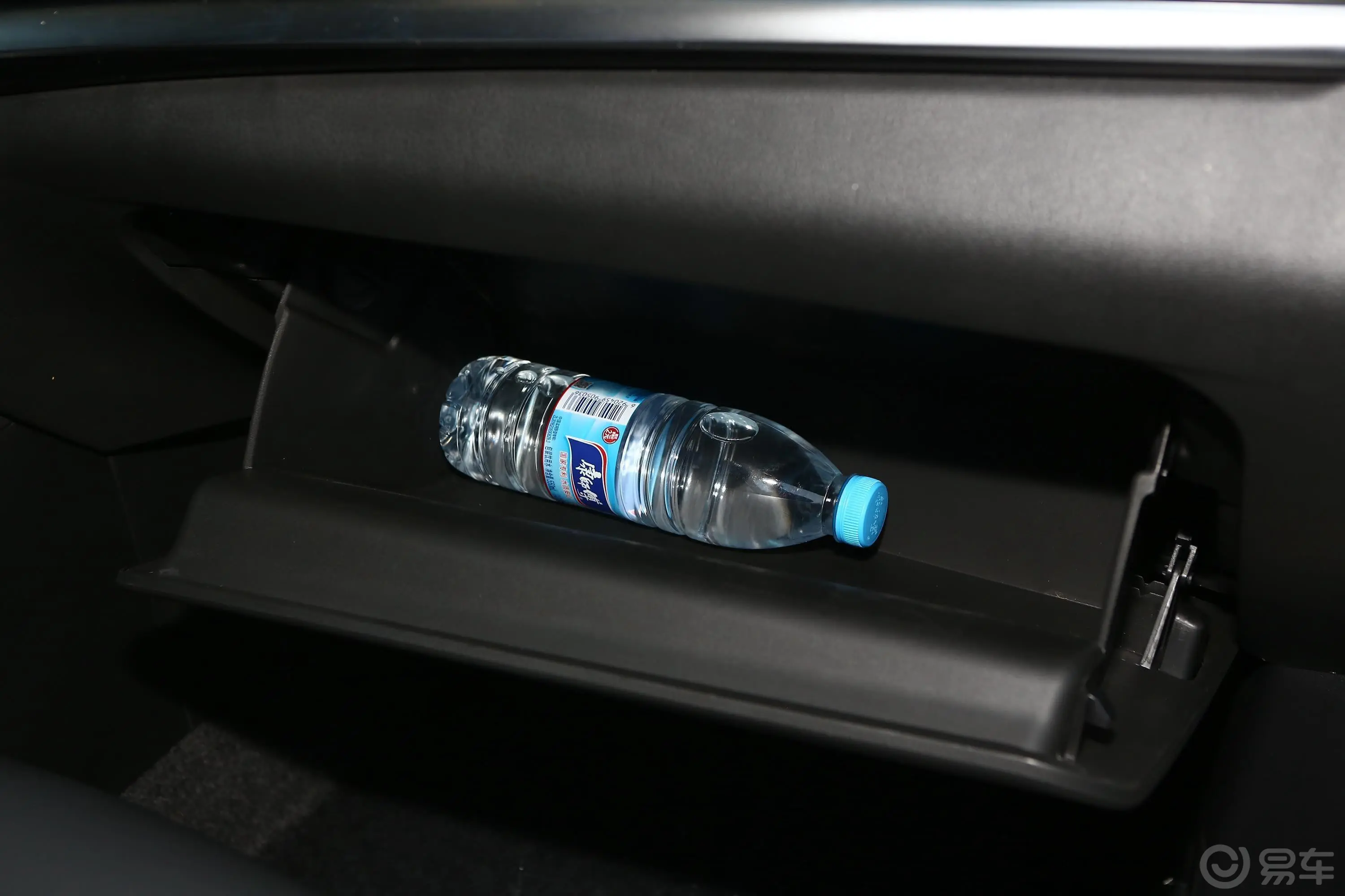 捷途X901.5T 手动 智享版 国VI手套箱空间水瓶横置