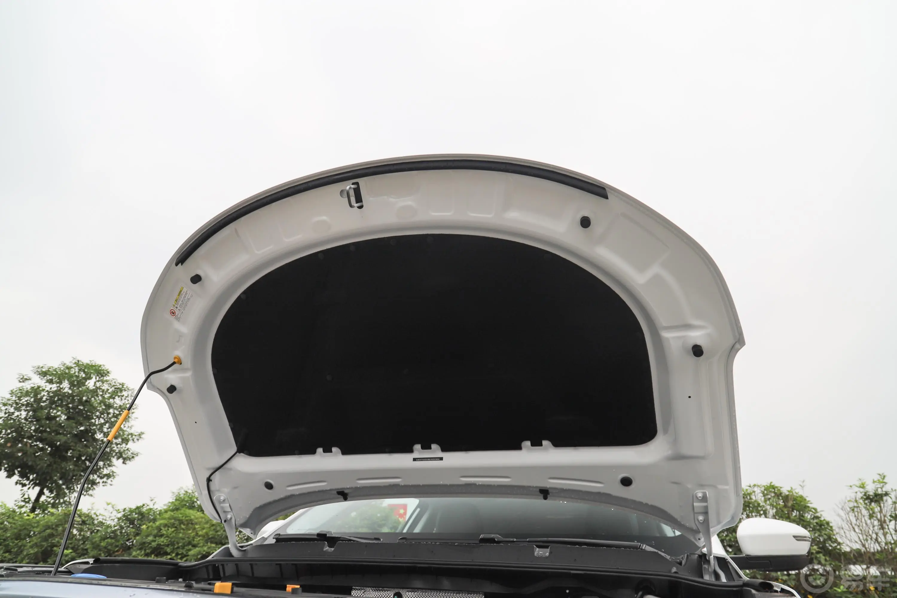 远景X61.4T 手动 尊贵型发动机舱盖内侧
