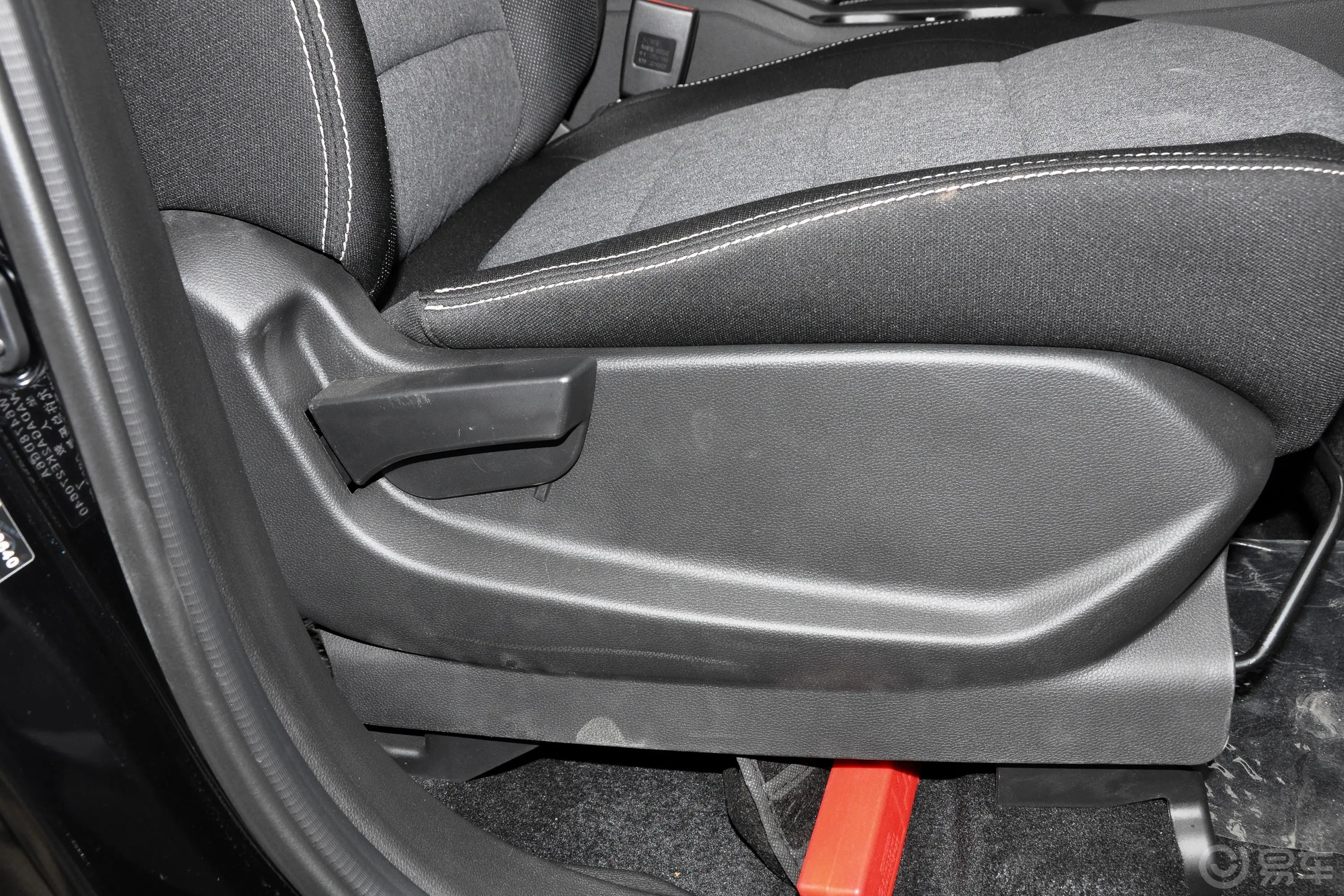 五菱宏光PLUS1.5T 手动 舒适型 7座副驾座椅调节