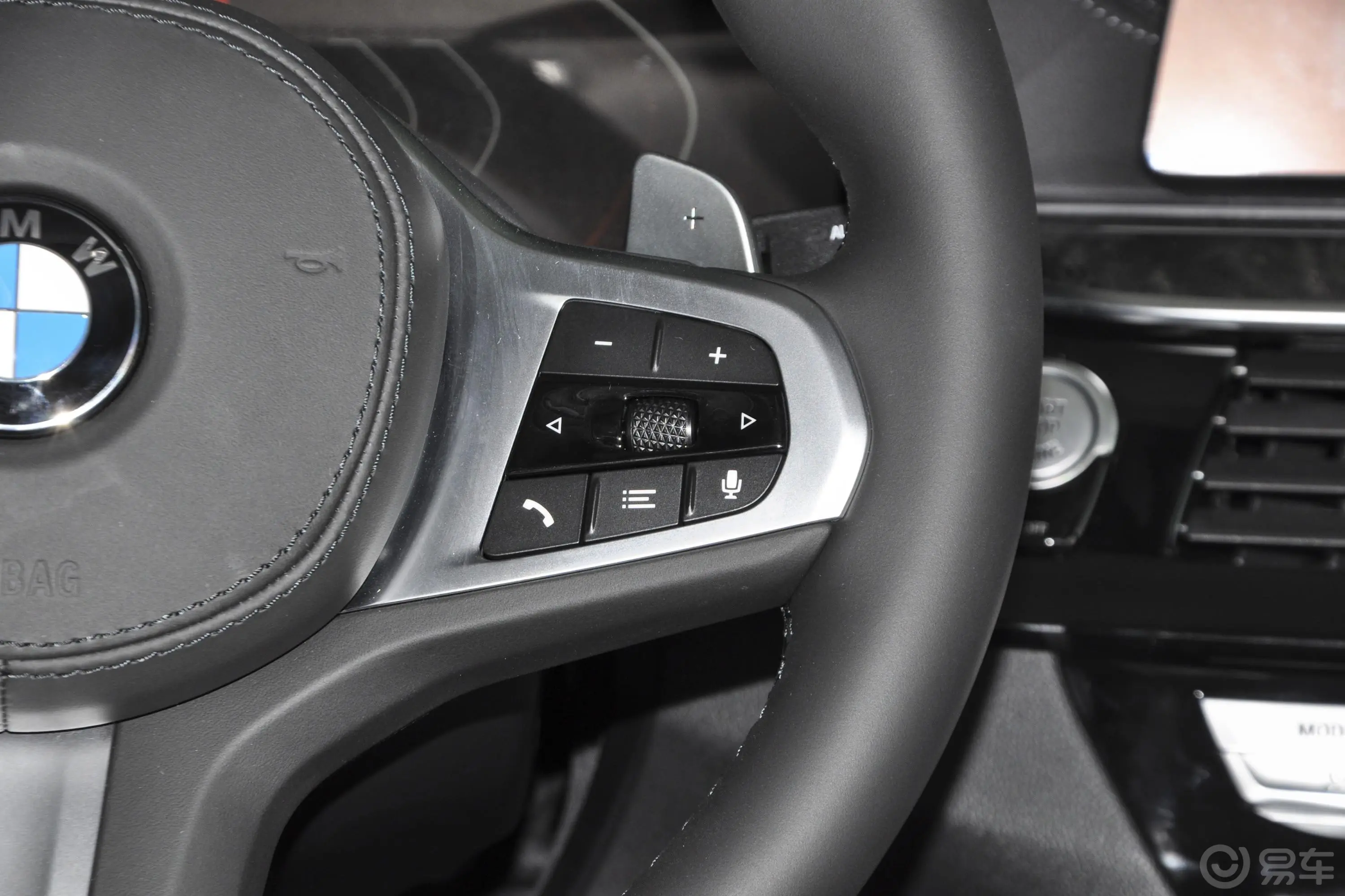 宝马5系530Li xDrive M运动套装右侧方向盘功能按键