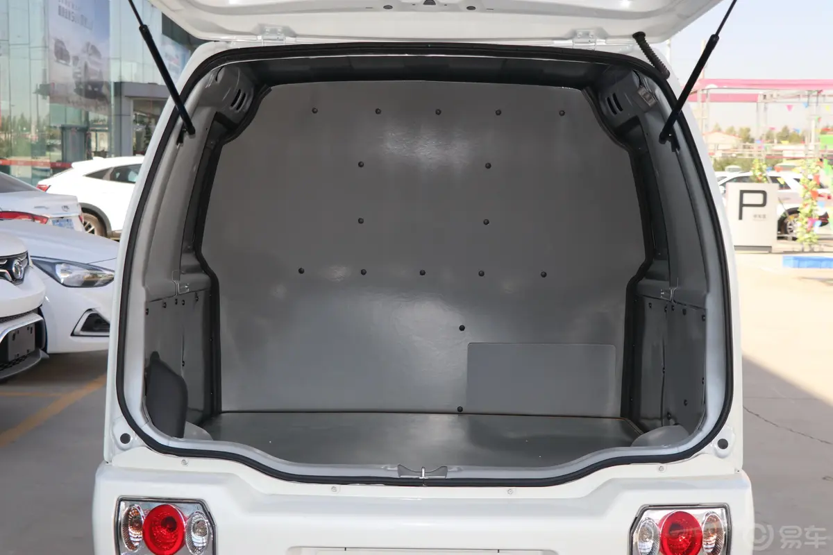 北汽EV210度版 1.8kW车载充电机+电动空调 2座后备厢空间特写