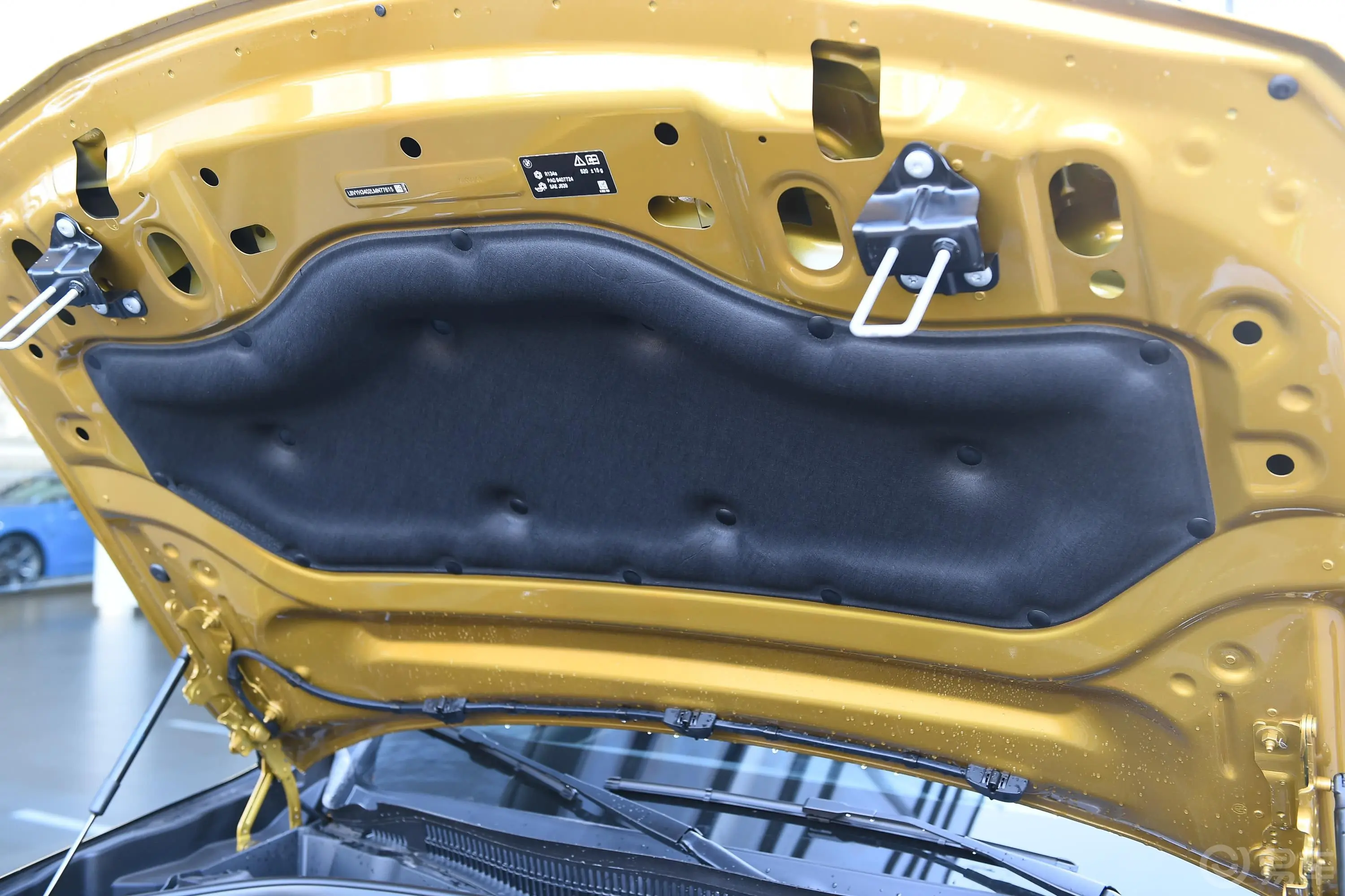 宝马X2sDrive25i 尊享型M越野套装发动机舱盖内侧