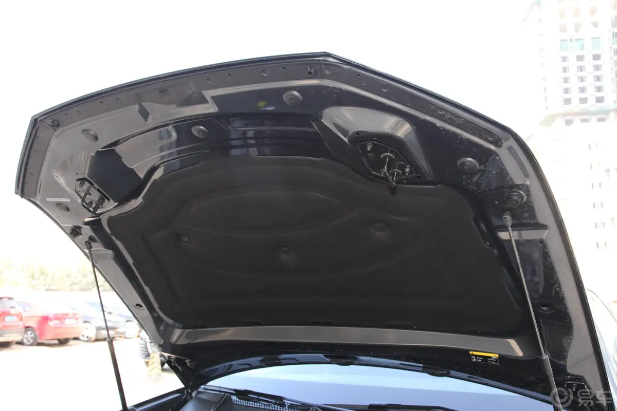 奥迪Q855 TFSI quattro 豪华动感型发动机舱盖内侧
