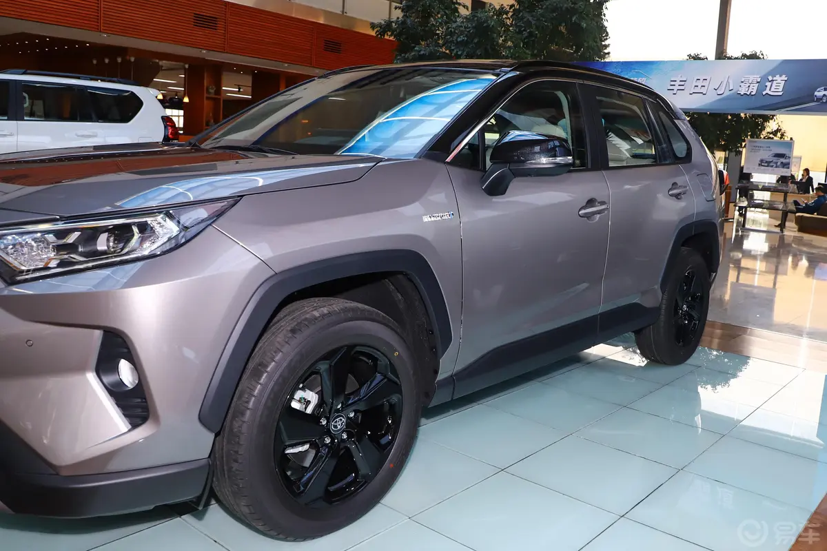 RAV4荣放双擎 2.5L E-CVT 四驱 旗舰版外观