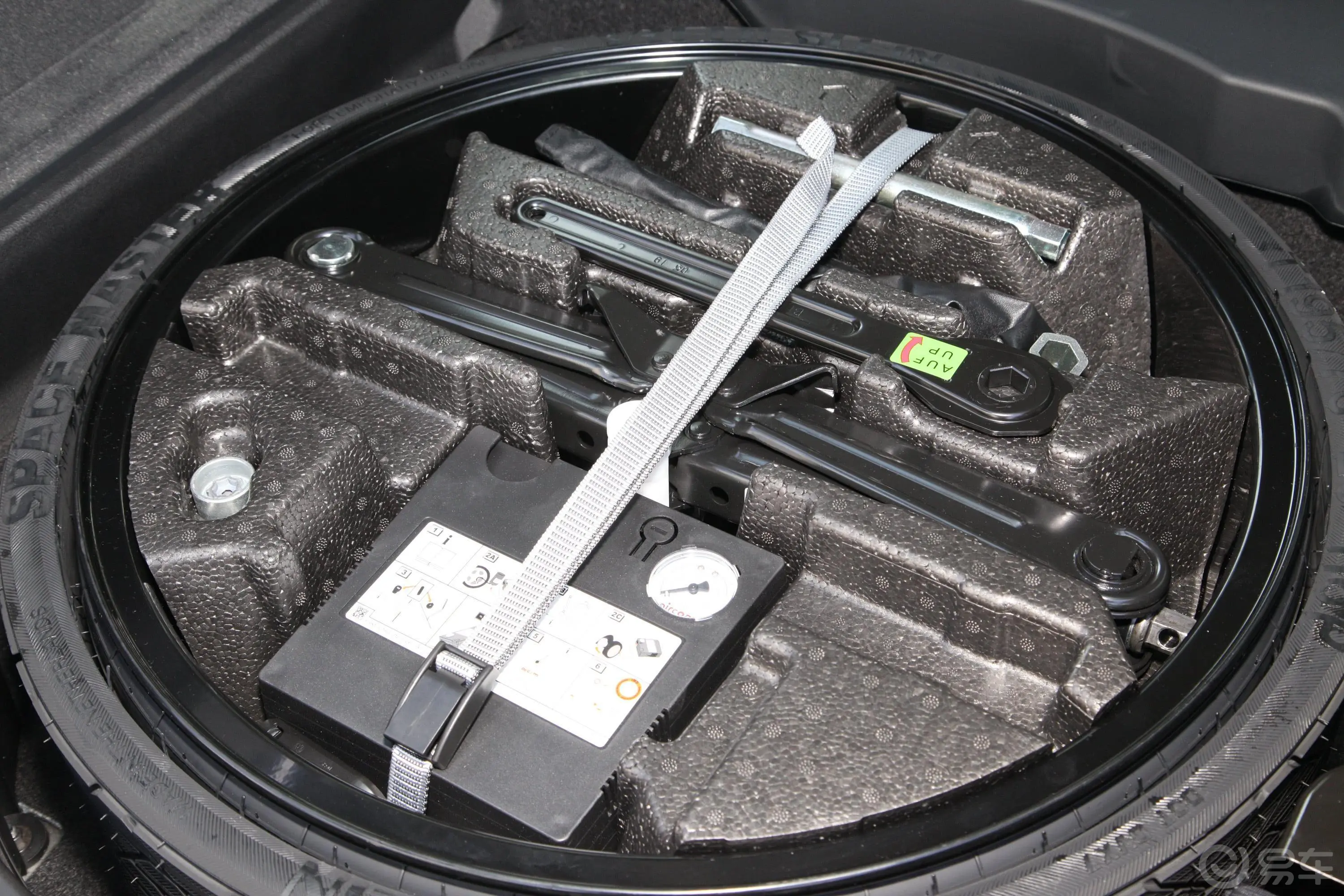 奥迪Q855 TFSI quattro 豪华动感型随车工具
