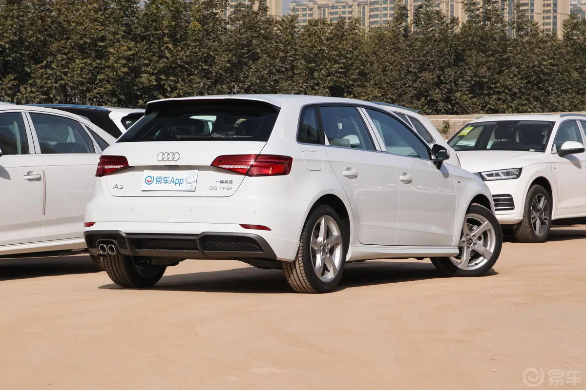 奥迪A3Sportback 35 TFSI 时尚型侧后45度车头向右水平