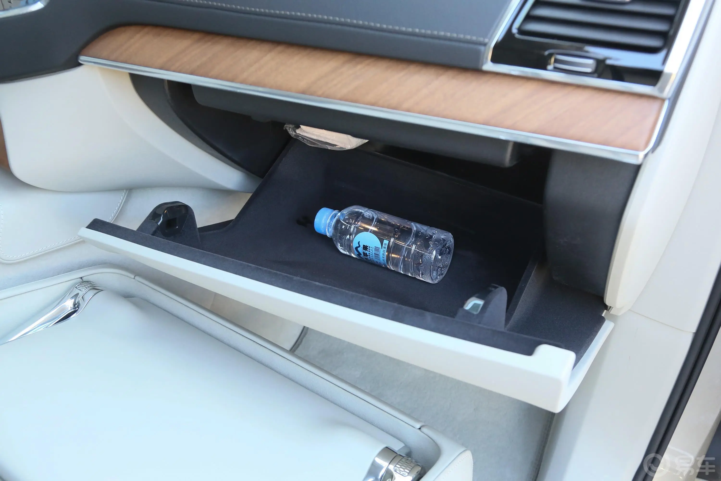 沃尔沃XC90 RECHARGET8 荣誉版 3座 国Ⅵ手套箱空间水瓶横置