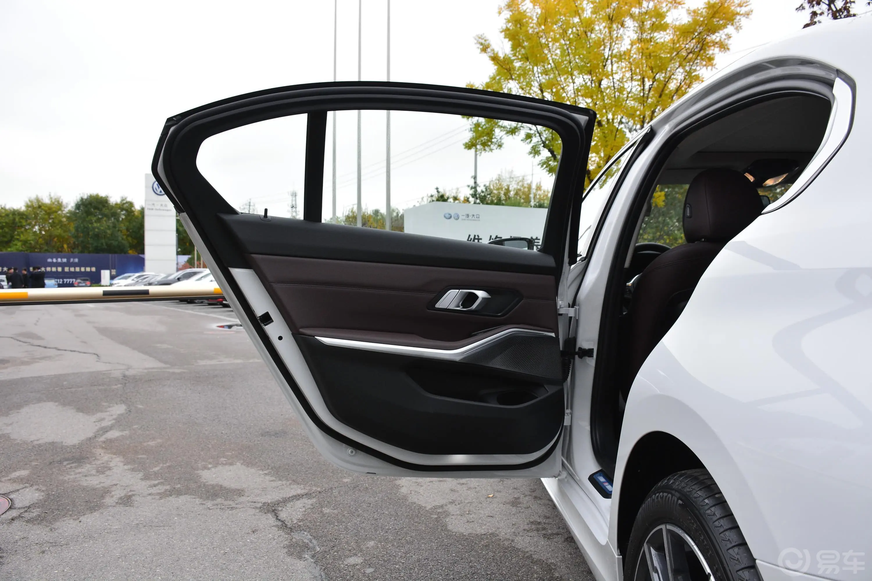 宝马3系325Li xDrive M运动套装驾驶员侧后车门