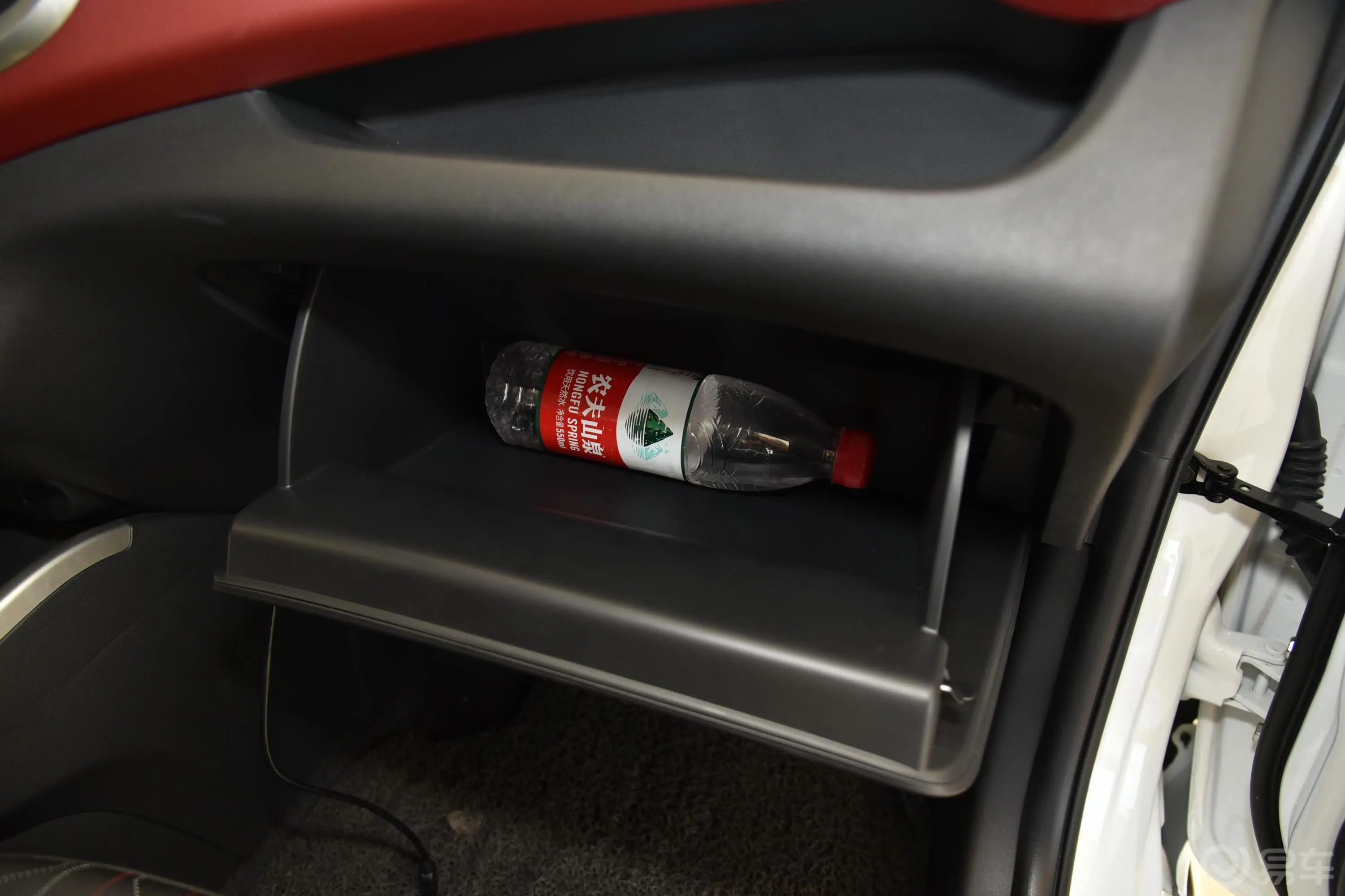 奔奔EV改款 EV360 豪华版手套箱空间水瓶横置