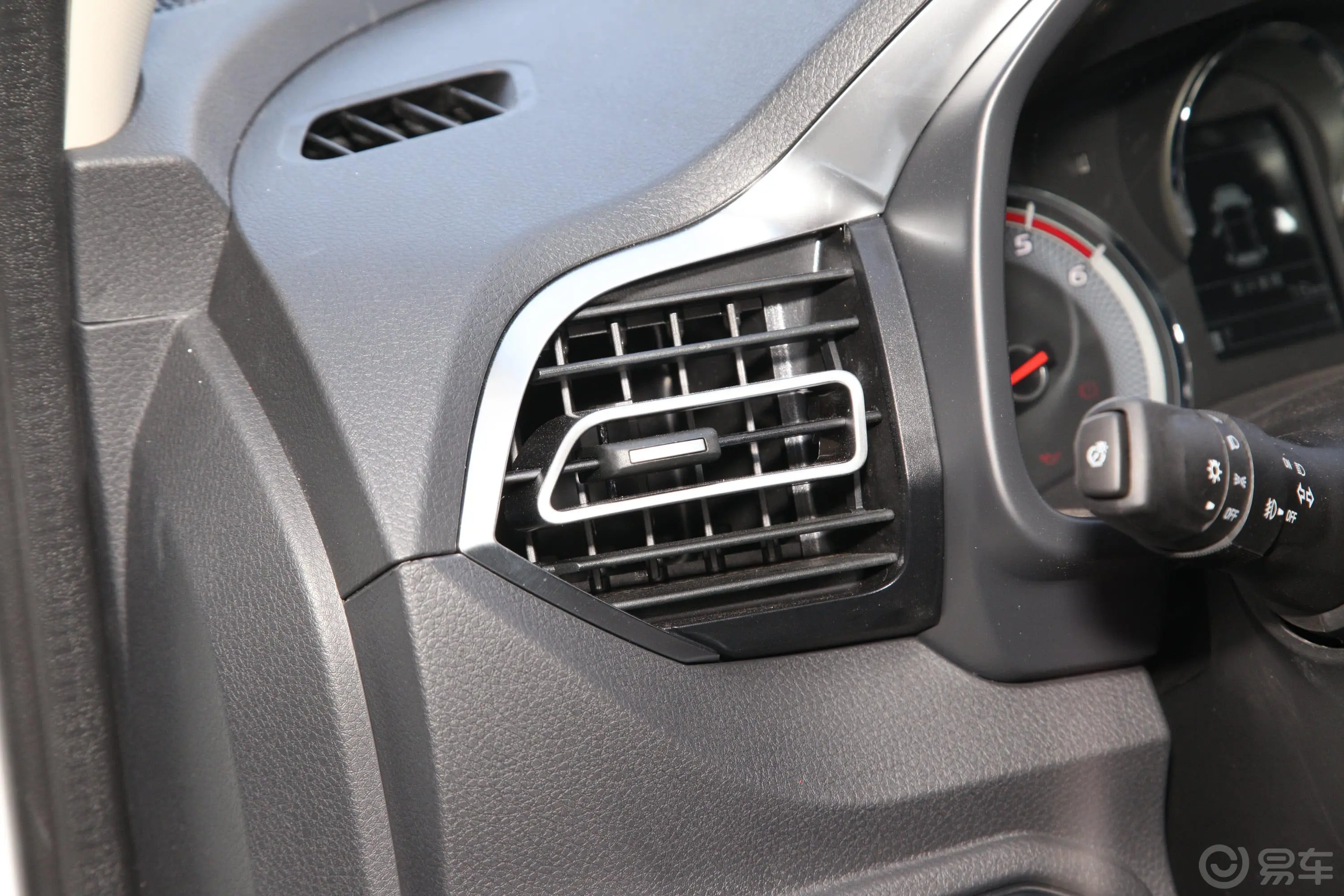 瑞迈S标轴版 2.5T 手动 两驱 领航版 柴油 国VI主驾驶位