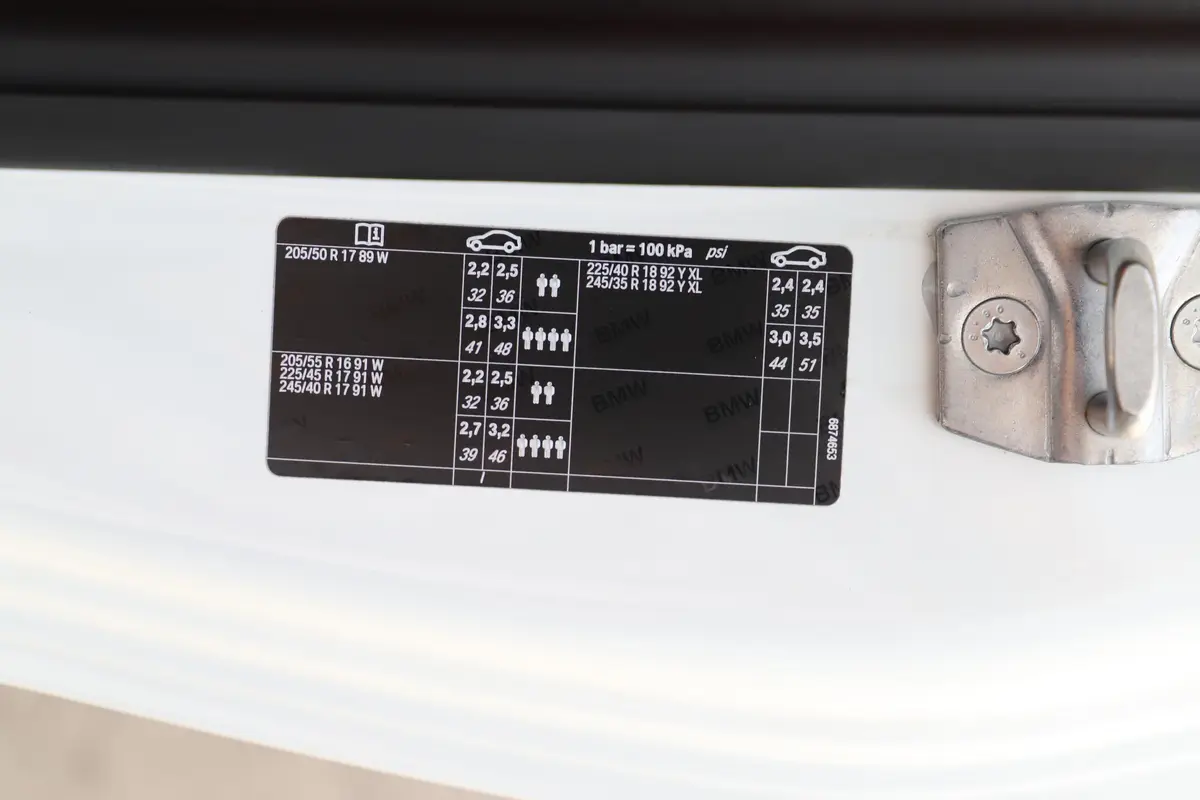 宝马2系敞篷轿跑车 225i 尊享型M运动套装胎压信息铭牌
