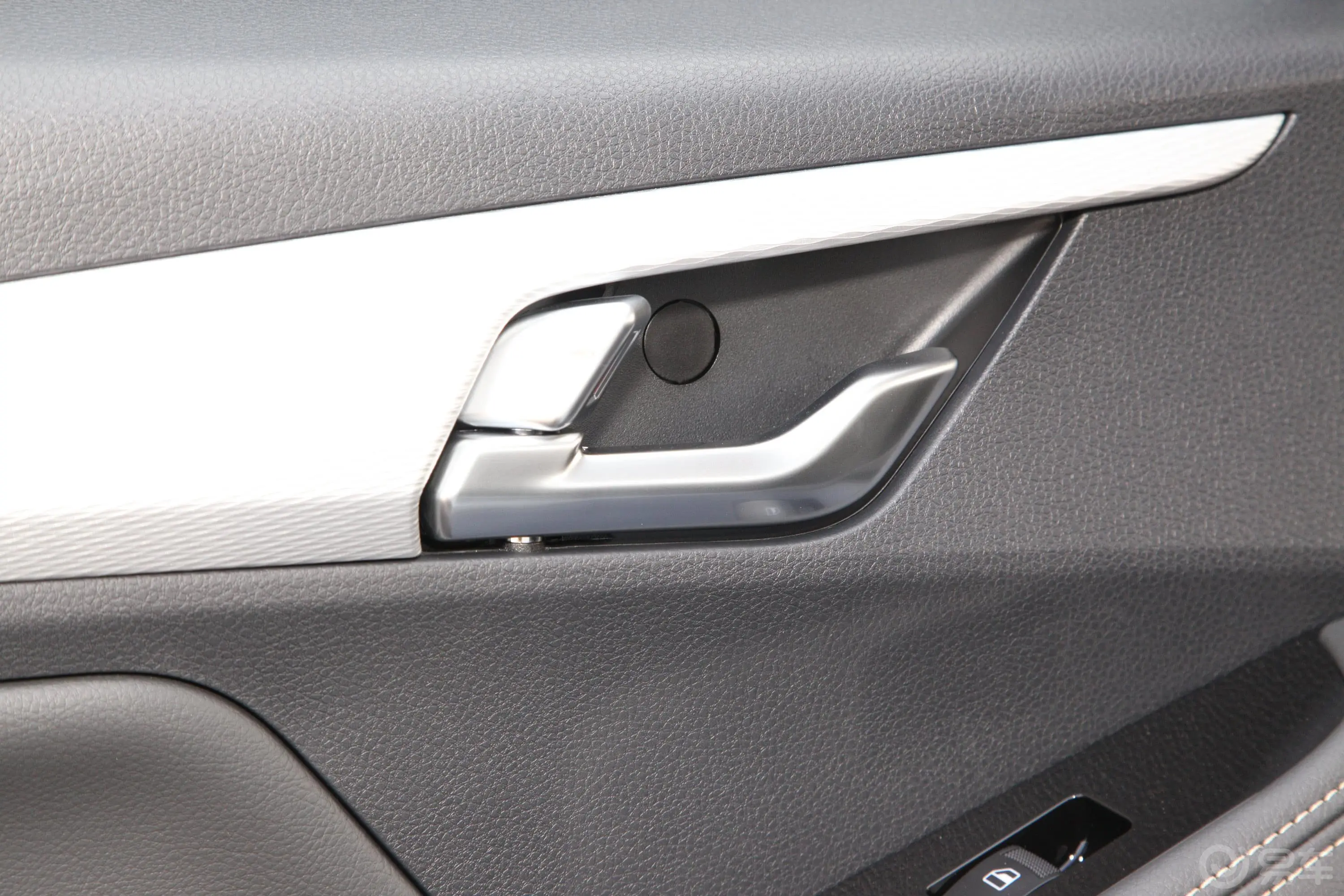 瑞迈S标轴版 2.4T 手动 四驱 领航版 汽油 国VI后排功能