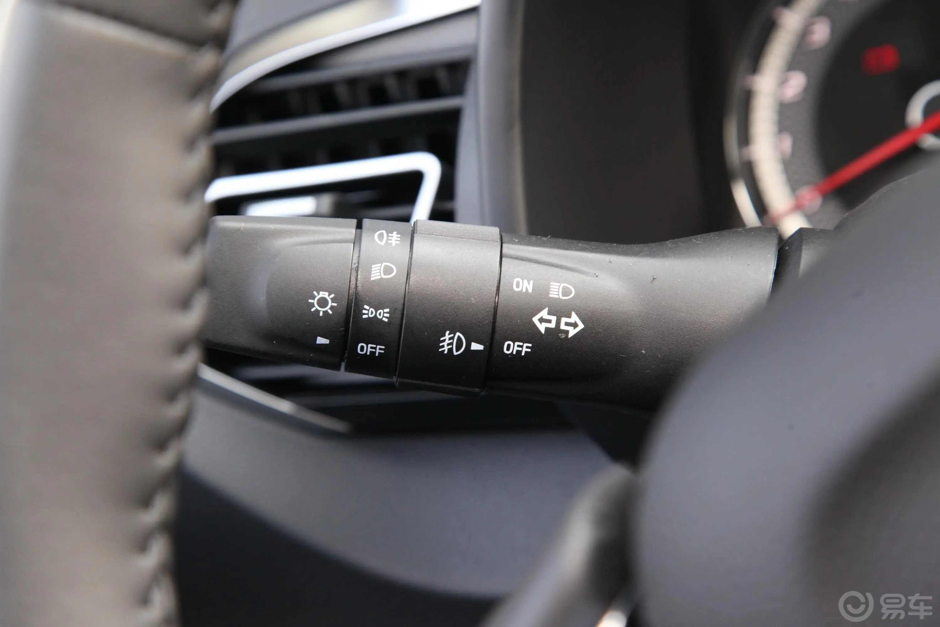 瑞迈S标轴版 2.4T 手动 四驱 领航版 汽油 国VI灯光控制区