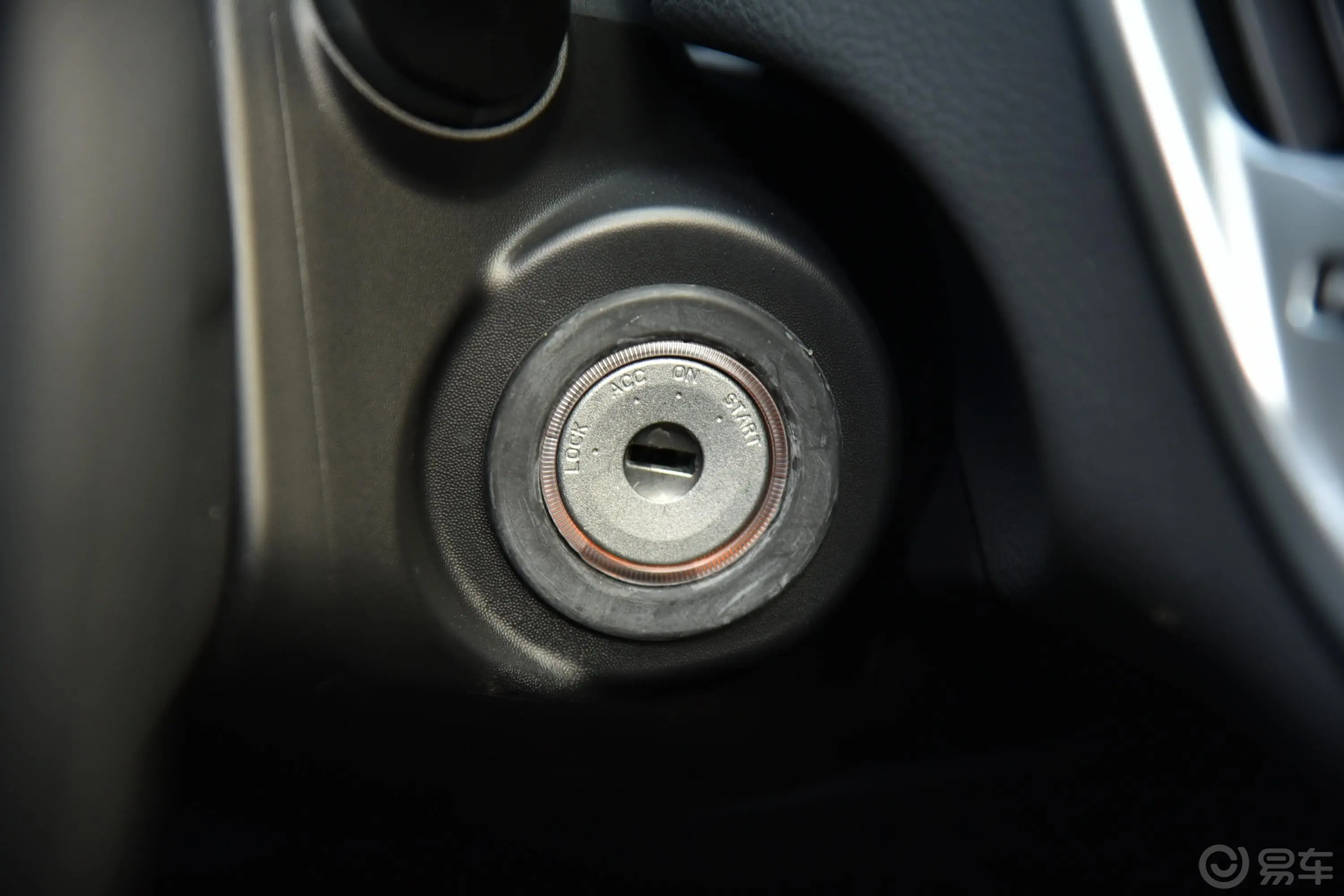 域虎3双排标轴 1.8T 手动 两驱 进取版 汽油钥匙孔或一键启动按键