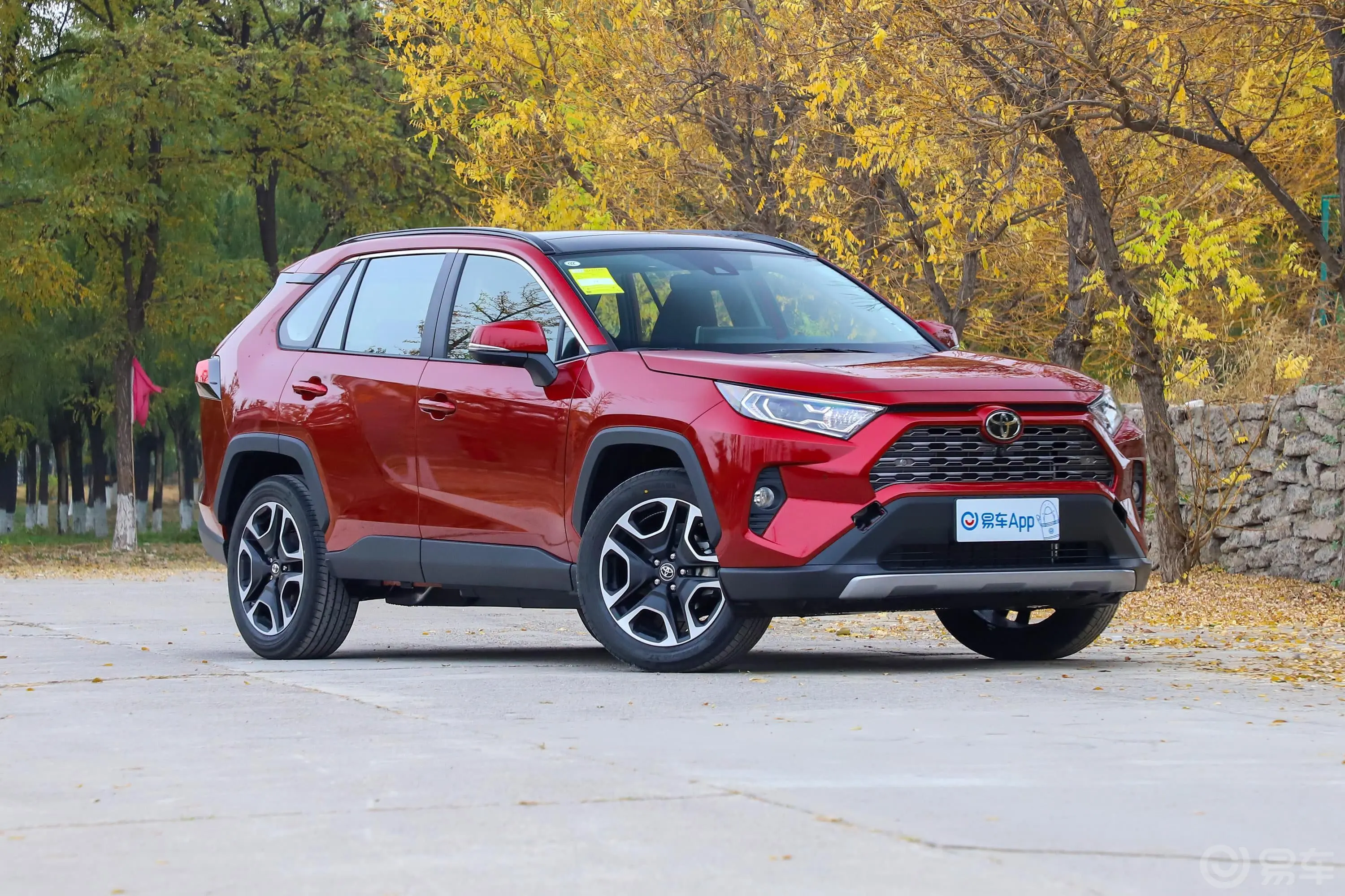 RAV4荣放2.0L CVT 两驱 尊贵版侧前45度车头向右水平