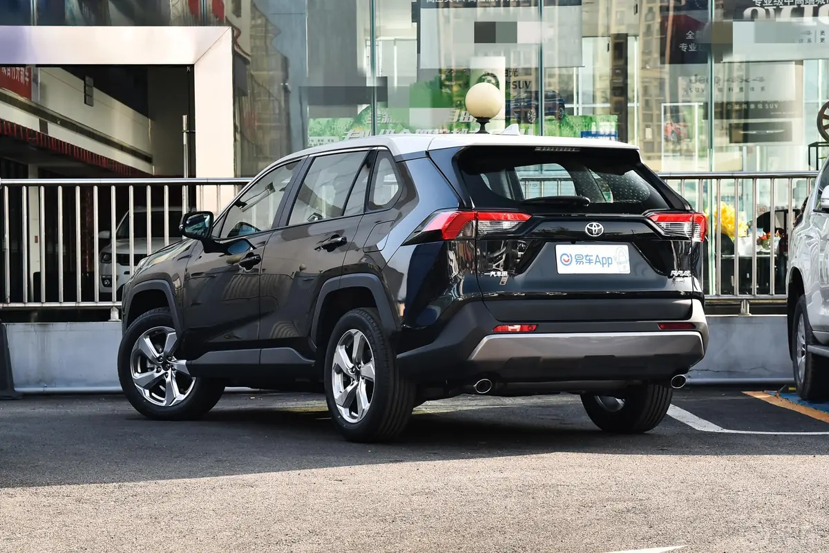 RAV4荣放2.0L CVT 四驱 风尚版侧后45度车头向左水平