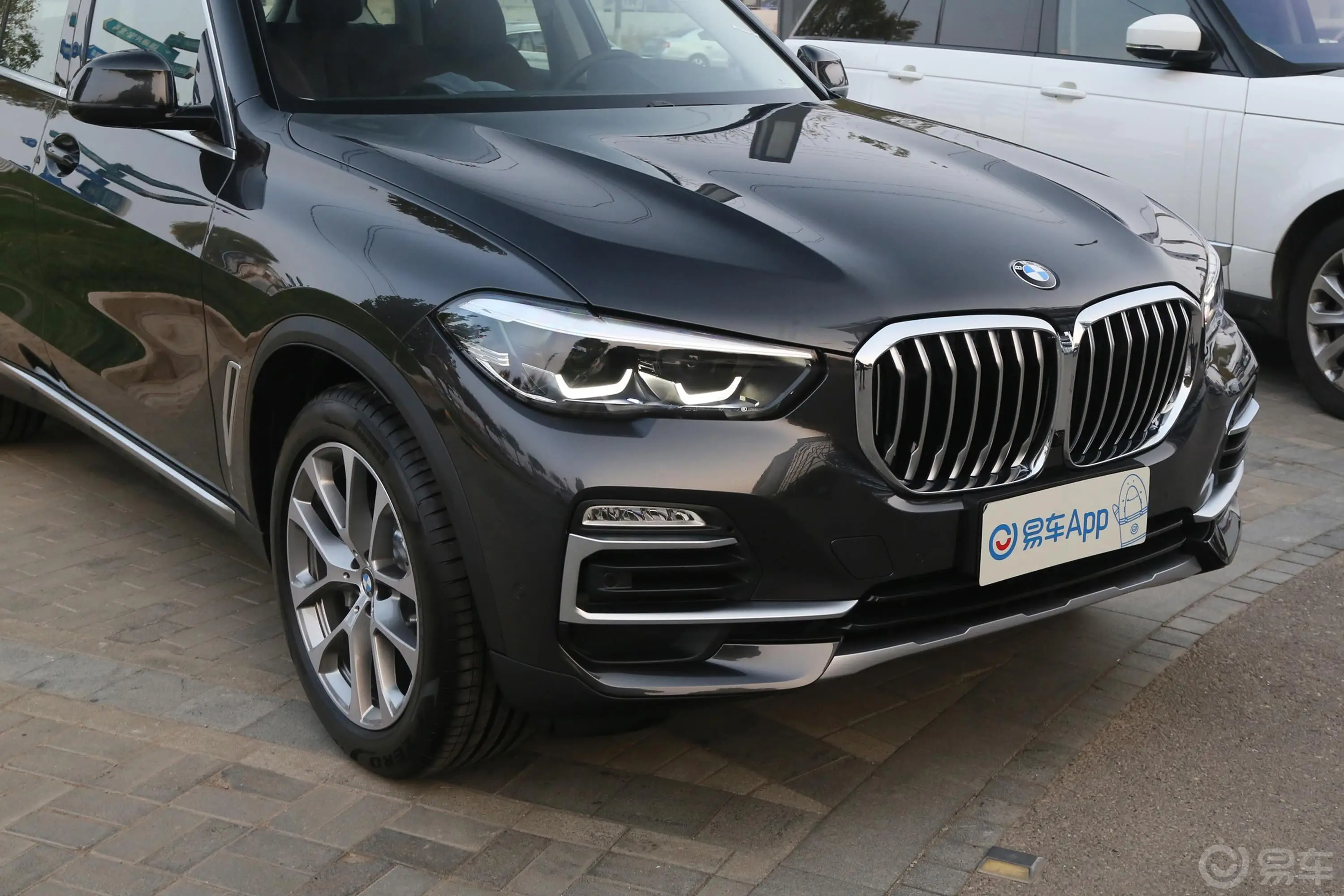 宝马X5(进口)xDrive30i X设计套装前格栅侧俯拍