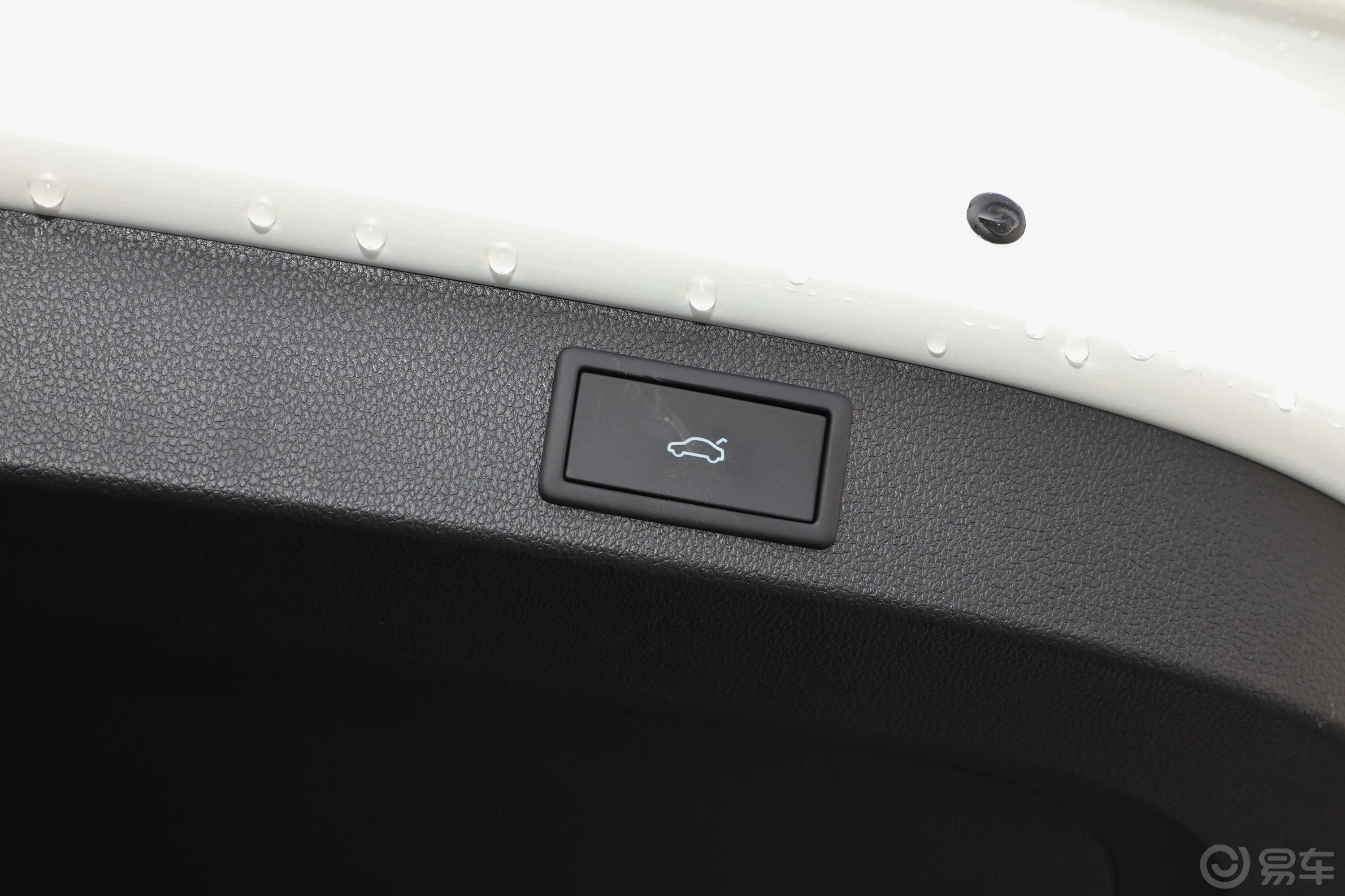柯迪亚克改款 TSI330 两驱 豪华优享版 5座 国V电动尾门按键（手动扶手）