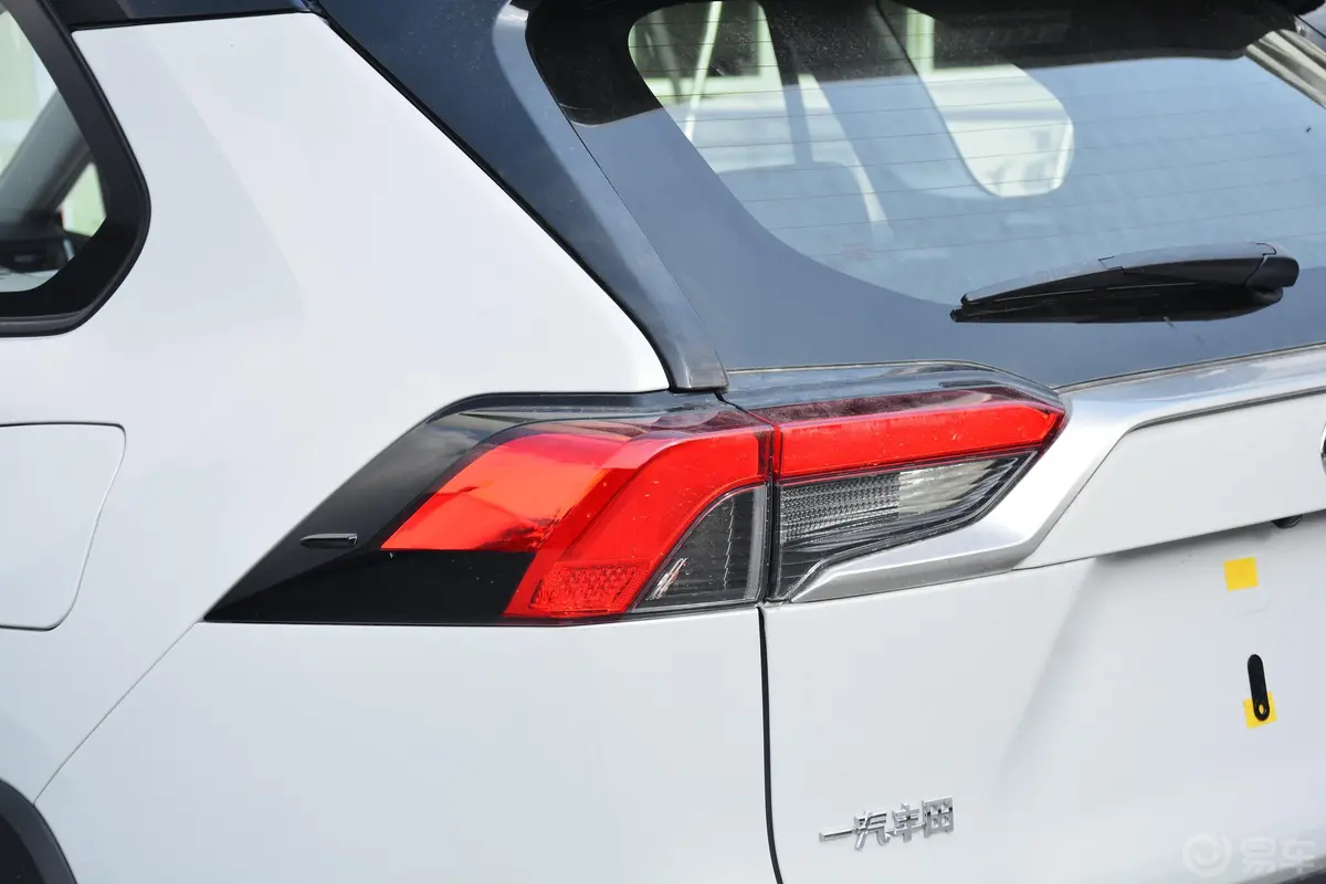 RAV4荣放2.0L CVT 四驱 尊贵版尾灯侧45度俯拍