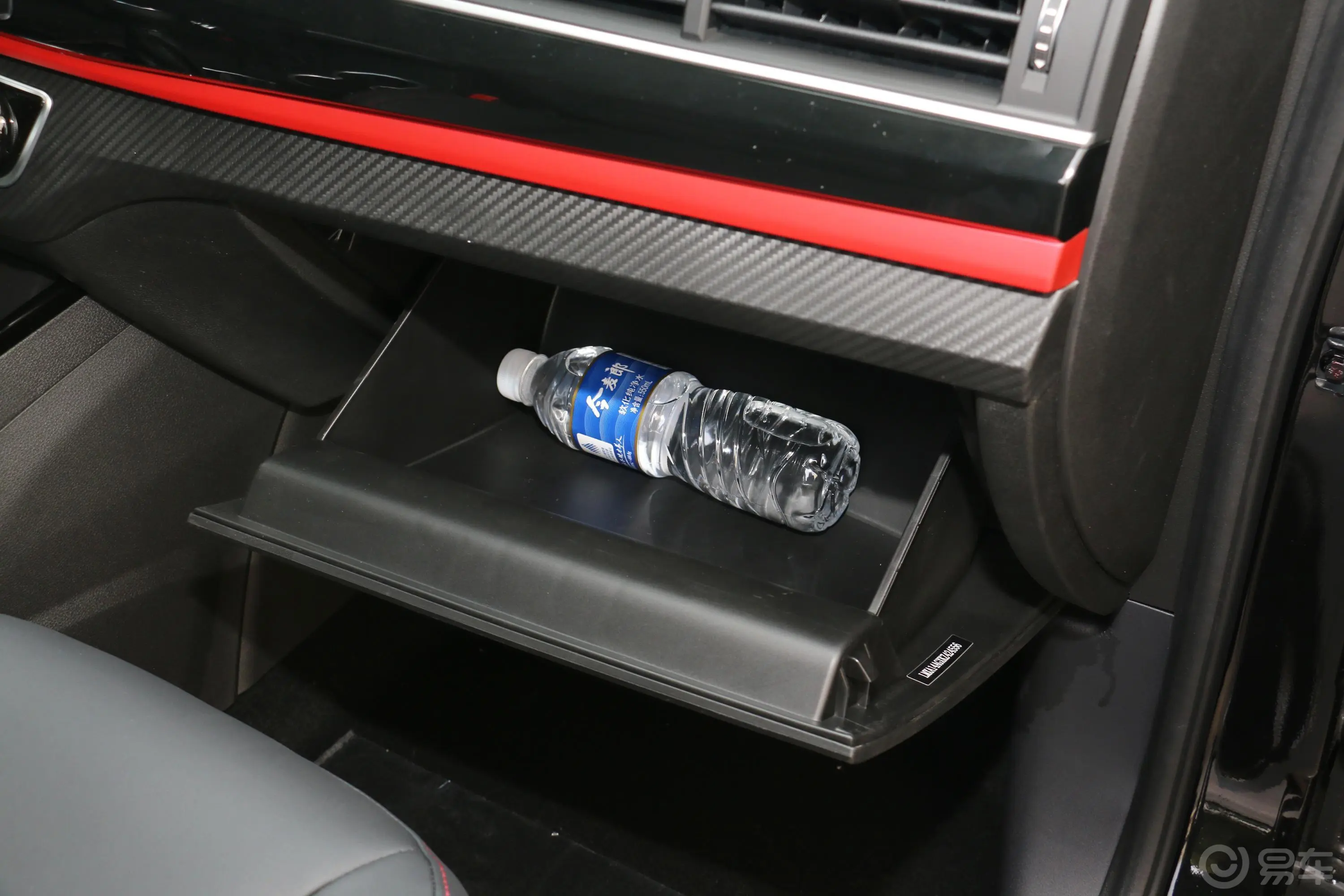 风行SX61.6L 手动 豪华型 国VI手套箱空间水瓶横置