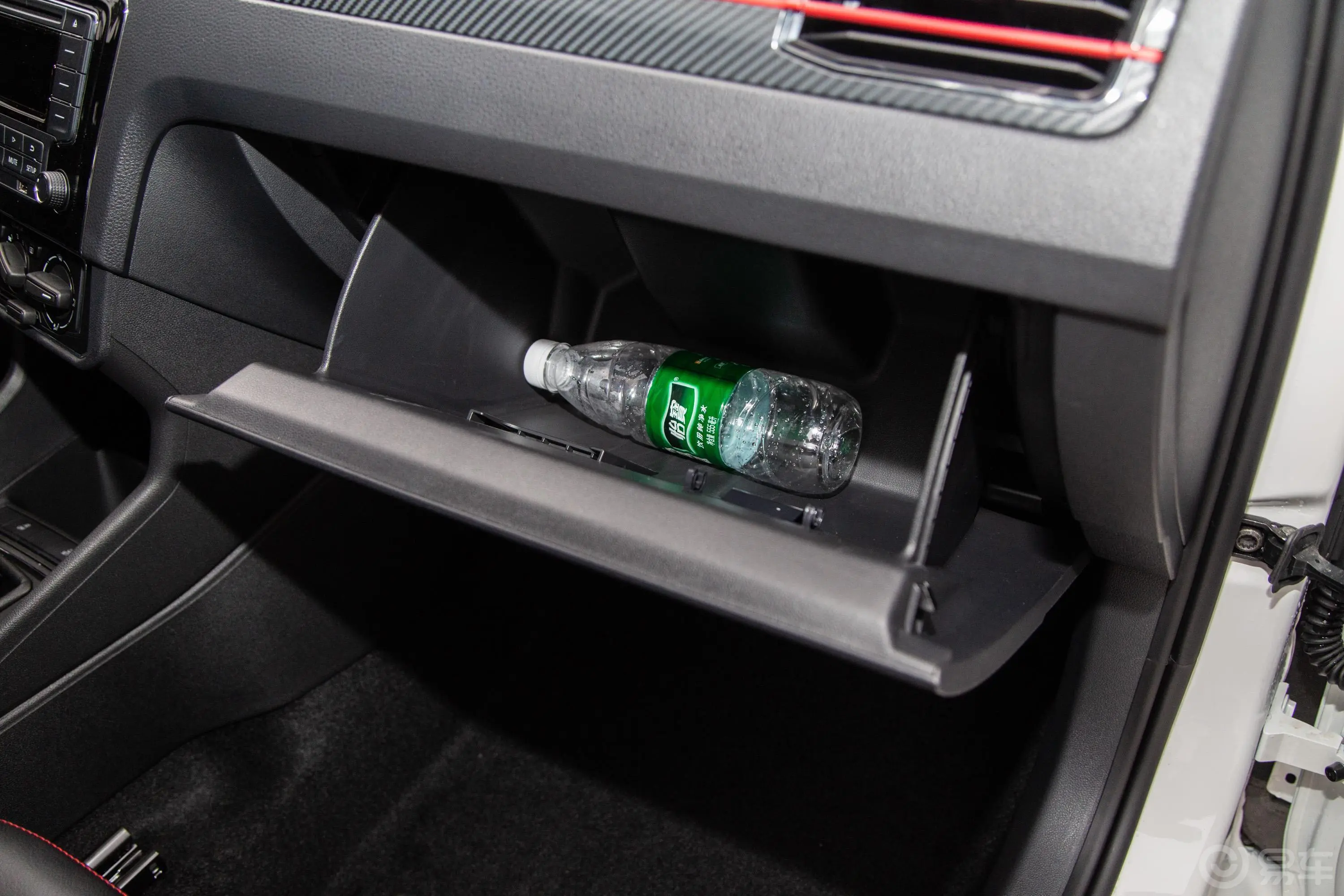 桑塔纳浩纳 1.5L 自动 舒适版 国VI手套箱空间水瓶横置