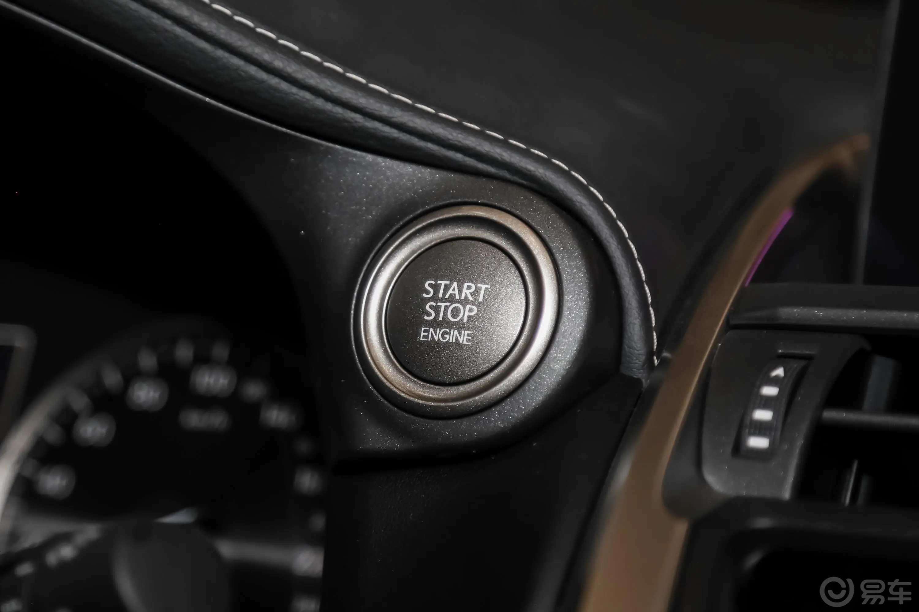 雷克萨斯NX200 四驱 锋尚版 国V钥匙孔或一键启动按键