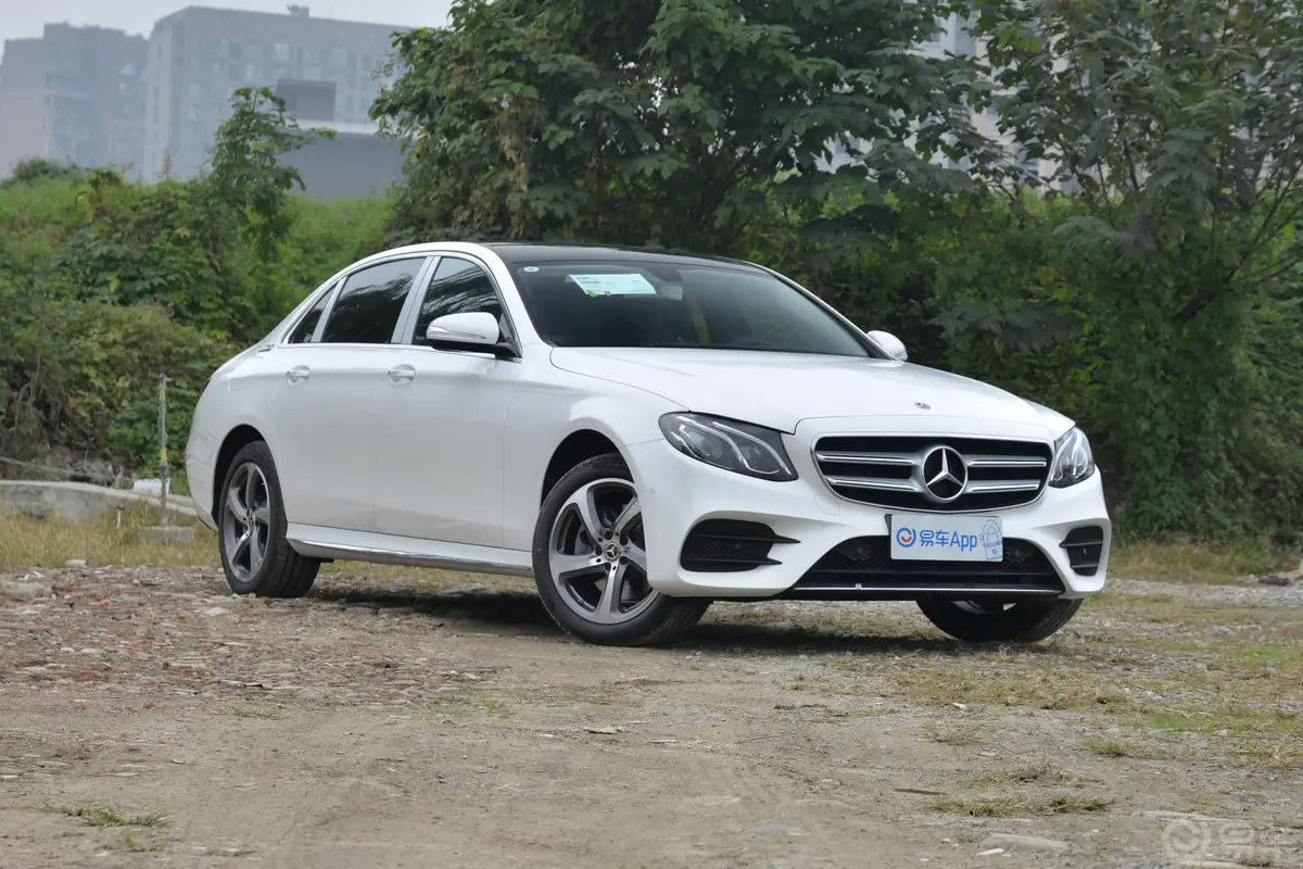 奔驰E级E 260 L 4MATIC 运动轿车侧前45度车头向右水平