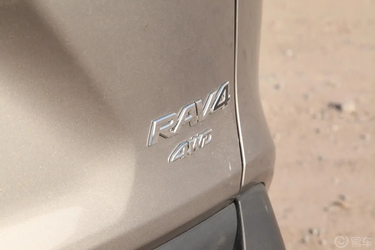 RAV4荣放2.0L CVT 四驱 尊贵版外观